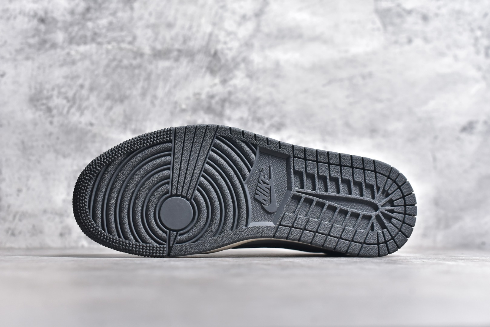 图片[6]-#Travis Scott x Fragment Design x Air Jordan 1 Low OG SP AJ1 乔1 斯图西联名-陨石灰 低帮文化休闲板鞋 SJ2068-120 #多方联名合作融合了Travis Scott 独特的音乐风格，藤原浩个性的设计风格以及Jordan品牌的经典元素 使其成为一双具有独特身份和价值的鞋子 清新而立体的外观加上联名标识更突出了其独特身份 这种配色方案显示出活力和时尚感 在视觉上引人注目 鞋身的质感和细腻的细节处理使其显得高端而格调十足 这款“倒钩”联名是设计与创意完美结合 融合多方的个性风格是一款备受瞩目的潮流鞋款 尺码：36 36.5 37.5 38 38.5 39 40 40.5 41 42 42.5 43 44 44.5 45-选品中心
