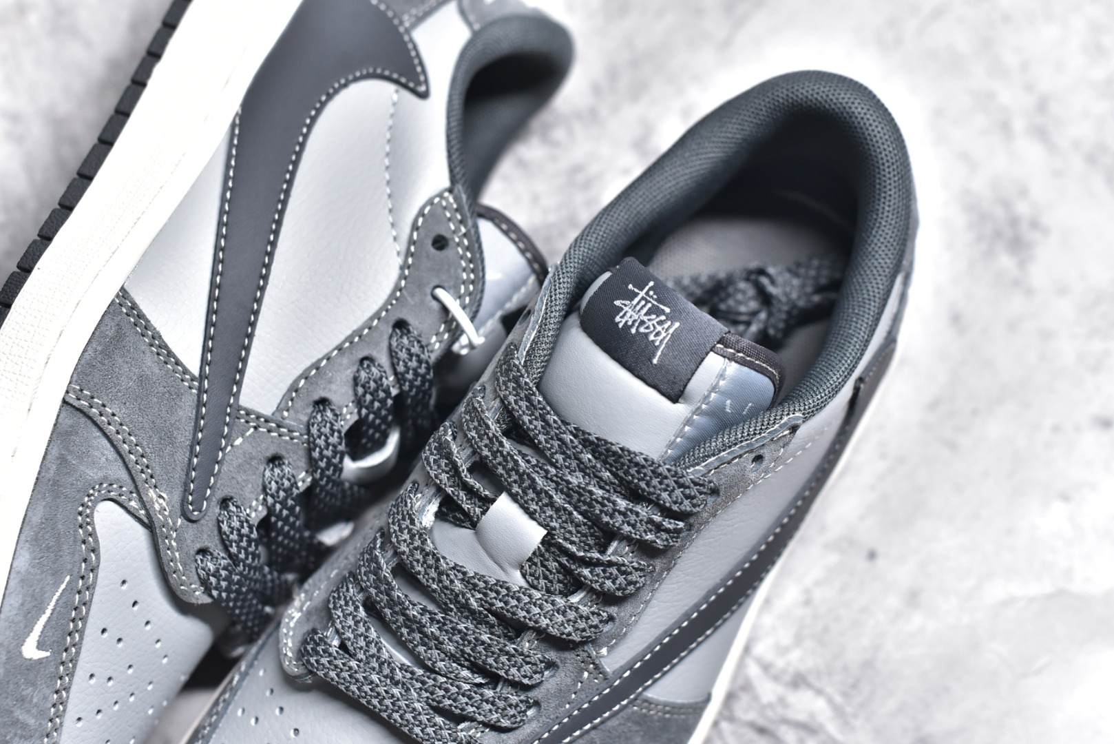 图片[9]-#Travis Scott x Fragment Design x Air Jordan 1 Low OG SP AJ1 乔1 斯图西联名-陨石灰 低帮文化休闲板鞋 SJ2068-120 #多方联名合作融合了Travis Scott 独特的音乐风格，藤原浩个性的设计风格以及Jordan品牌的经典元素 使其成为一双具有独特身份和价值的鞋子 清新而立体的外观加上联名标识更突出了其独特身份 这种配色方案显示出活力和时尚感 在视觉上引人注目 鞋身的质感和细腻的细节处理使其显得高端而格调十足 这款“倒钩”联名是设计与创意完美结合 融合多方的个性风格是一款备受瞩目的潮流鞋款 尺码：36 36.5 37.5 38 38.5 39 40 40.5 41 42 42.5 43 44 44.5 45-选品中心