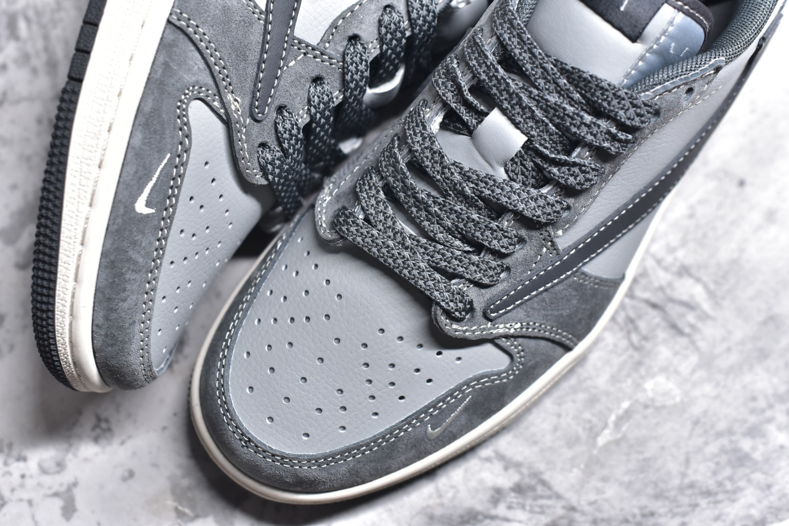 图片[8]-#Travis Scott x Fragment Design x Air Jordan 1 Low OG SP AJ1 乔1 斯图西联名-陨石灰 低帮文化休闲板鞋 SJ2068-120 #多方联名合作融合了Travis Scott 独特的音乐风格，藤原浩个性的设计风格以及Jordan品牌的经典元素 使其成为一双具有独特身份和价值的鞋子 清新而立体的外观加上联名标识更突出了其独特身份 这种配色方案显示出活力和时尚感 在视觉上引人注目 鞋身的质感和细腻的细节处理使其显得高端而格调十足 这款“倒钩”联名是设计与创意完美结合 融合多方的个性风格是一款备受瞩目的潮流鞋款 尺码：36 36.5 37.5 38 38.5 39 40 40.5 41 42 42.5 43 44 44.5 45-选品中心