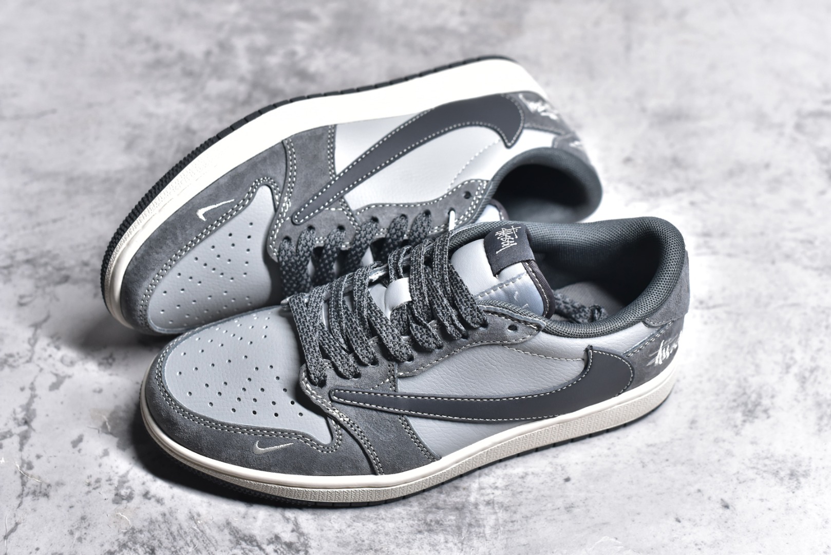 图片[7]-#Travis Scott x Fragment Design x Air Jordan 1 Low OG SP AJ1 乔1 斯图西联名-陨石灰 低帮文化休闲板鞋 SJ2068-120 #多方联名合作融合了Travis Scott 独特的音乐风格，藤原浩个性的设计风格以及Jordan品牌的经典元素 使其成为一双具有独特身份和价值的鞋子 清新而立体的外观加上联名标识更突出了其独特身份 这种配色方案显示出活力和时尚感 在视觉上引人注目 鞋身的质感和细腻的细节处理使其显得高端而格调十足 这款“倒钩”联名是设计与创意完美结合 融合多方的个性风格是一款备受瞩目的潮流鞋款 尺码：36 36.5 37.5 38 38.5 39 40 40.5 41 42 42.5 43 44 44.5 45-选品中心