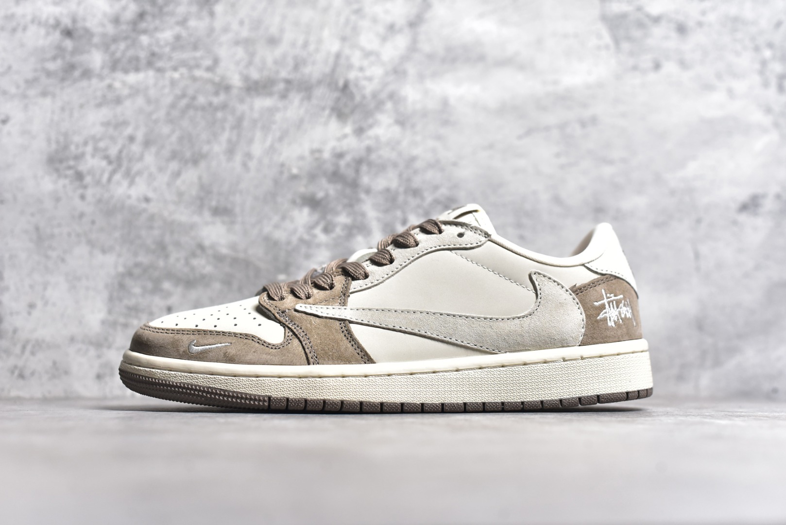 #Travis Scott x Fragment Design x Air Jordan 1 Low OG SP AJ1 乔1 斯图西联名-奶茶 低帮文化休闲板鞋 JH6089-001 #多方联名合作融合了Travis Scott 独特的音乐风格，藤原浩个性的设计风格以及Jordan品牌的经典元素 使其成为一双具有独特身份和价值的鞋子 清新而立体的外观加上联名标识更突出了其独特身份 这种配色方案显示出活力和时尚感 在视觉上引人注目 鞋身的质感和细腻的细节处理使其显得高端而格调十足 这款“倒钩”联名是设计与创意完美结合 融合多方的个性风格是一款备受瞩目的潮流鞋款 尺码：36 36.5 37.5 38 38.5 39 40 40.5 41 42 42.5 43 44 44.5 45-选品中心