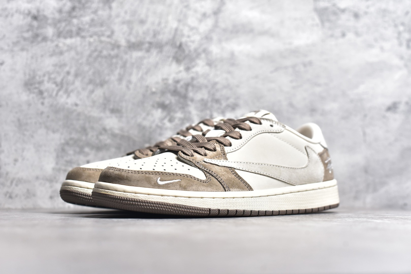 图片[2]-#Travis Scott x Fragment Design x Air Jordan 1 Low OG SP AJ1 乔1 斯图西联名-奶茶 低帮文化休闲板鞋 JH6089-001 #多方联名合作融合了Travis Scott 独特的音乐风格，藤原浩个性的设计风格以及Jordan品牌的经典元素 使其成为一双具有独特身份和价值的鞋子 清新而立体的外观加上联名标识更突出了其独特身份 这种配色方案显示出活力和时尚感 在视觉上引人注目 鞋身的质感和细腻的细节处理使其显得高端而格调十足 这款“倒钩”联名是设计与创意完美结合 融合多方的个性风格是一款备受瞩目的潮流鞋款 尺码：36 36.5 37.5 38 38.5 39 40 40.5 41 42 42.5 43 44 44.5 45-选品中心