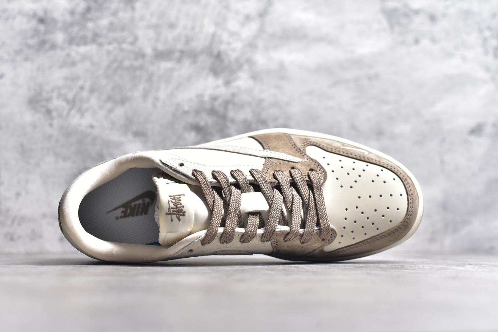 图片[4]-#Travis Scott x Fragment Design x Air Jordan 1 Low OG SP AJ1 乔1 斯图西联名-奶茶 低帮文化休闲板鞋 JH6089-001 #多方联名合作融合了Travis Scott 独特的音乐风格，藤原浩个性的设计风格以及Jordan品牌的经典元素 使其成为一双具有独特身份和价值的鞋子 清新而立体的外观加上联名标识更突出了其独特身份 这种配色方案显示出活力和时尚感 在视觉上引人注目 鞋身的质感和细腻的细节处理使其显得高端而格调十足 这款“倒钩”联名是设计与创意完美结合 融合多方的个性风格是一款备受瞩目的潮流鞋款 尺码：36 36.5 37.5 38 38.5 39 40 40.5 41 42 42.5 43 44 44.5 45-选品中心