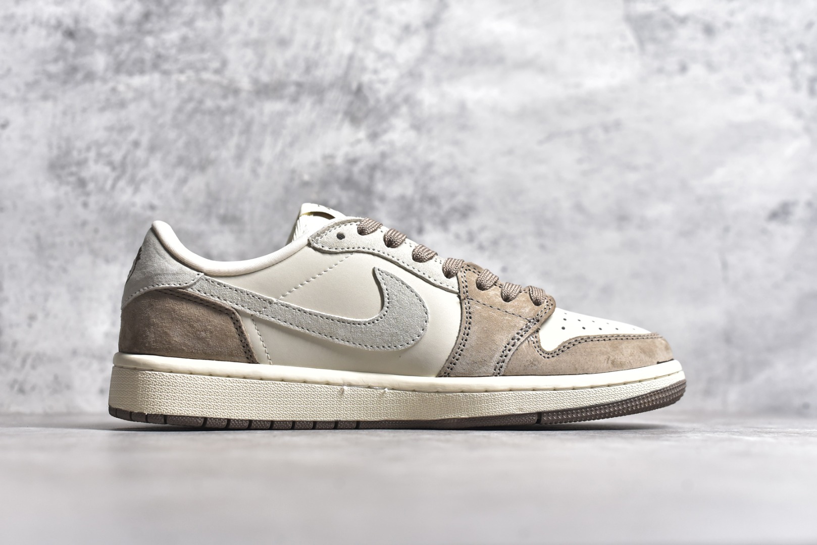 图片[3]-#Travis Scott x Fragment Design x Air Jordan 1 Low OG SP AJ1 乔1 斯图西联名-奶茶 低帮文化休闲板鞋 JH6089-001 #多方联名合作融合了Travis Scott 独特的音乐风格，藤原浩个性的设计风格以及Jordan品牌的经典元素 使其成为一双具有独特身份和价值的鞋子 清新而立体的外观加上联名标识更突出了其独特身份 这种配色方案显示出活力和时尚感 在视觉上引人注目 鞋身的质感和细腻的细节处理使其显得高端而格调十足 这款“倒钩”联名是设计与创意完美结合 融合多方的个性风格是一款备受瞩目的潮流鞋款 尺码：36 36.5 37.5 38 38.5 39 40 40.5 41 42 42.5 43 44 44.5 45-选品中心