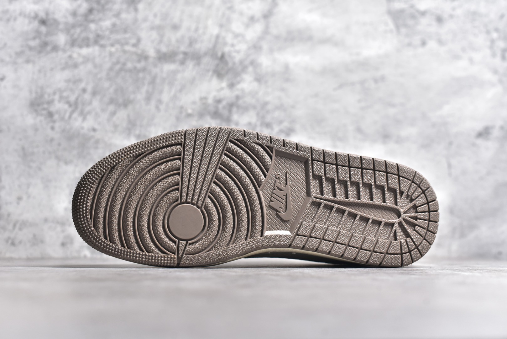 图片[6]-#Travis Scott x Fragment Design x Air Jordan 1 Low OG SP AJ1 乔1 斯图西联名-奶茶 低帮文化休闲板鞋 JH6089-001 #多方联名合作融合了Travis Scott 独特的音乐风格，藤原浩个性的设计风格以及Jordan品牌的经典元素 使其成为一双具有独特身份和价值的鞋子 清新而立体的外观加上联名标识更突出了其独特身份 这种配色方案显示出活力和时尚感 在视觉上引人注目 鞋身的质感和细腻的细节处理使其显得高端而格调十足 这款“倒钩”联名是设计与创意完美结合 融合多方的个性风格是一款备受瞩目的潮流鞋款 尺码：36 36.5 37.5 38 38.5 39 40 40.5 41 42 42.5 43 44 44.5 45-选品中心