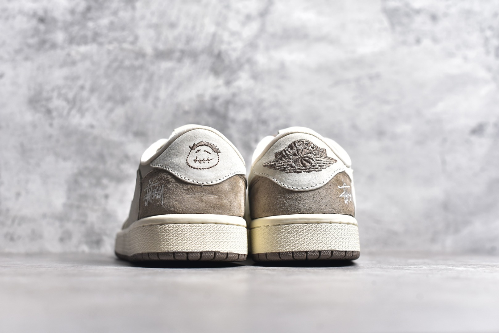 图片[5]-#Travis Scott x Fragment Design x Air Jordan 1 Low OG SP AJ1 乔1 斯图西联名-奶茶 低帮文化休闲板鞋 JH6089-001 #多方联名合作融合了Travis Scott 独特的音乐风格，藤原浩个性的设计风格以及Jordan品牌的经典元素 使其成为一双具有独特身份和价值的鞋子 清新而立体的外观加上联名标识更突出了其独特身份 这种配色方案显示出活力和时尚感 在视觉上引人注目 鞋身的质感和细腻的细节处理使其显得高端而格调十足 这款“倒钩”联名是设计与创意完美结合 融合多方的个性风格是一款备受瞩目的潮流鞋款 尺码：36 36.5 37.5 38 38.5 39 40 40.5 41 42 42.5 43 44 44.5 45-选品中心