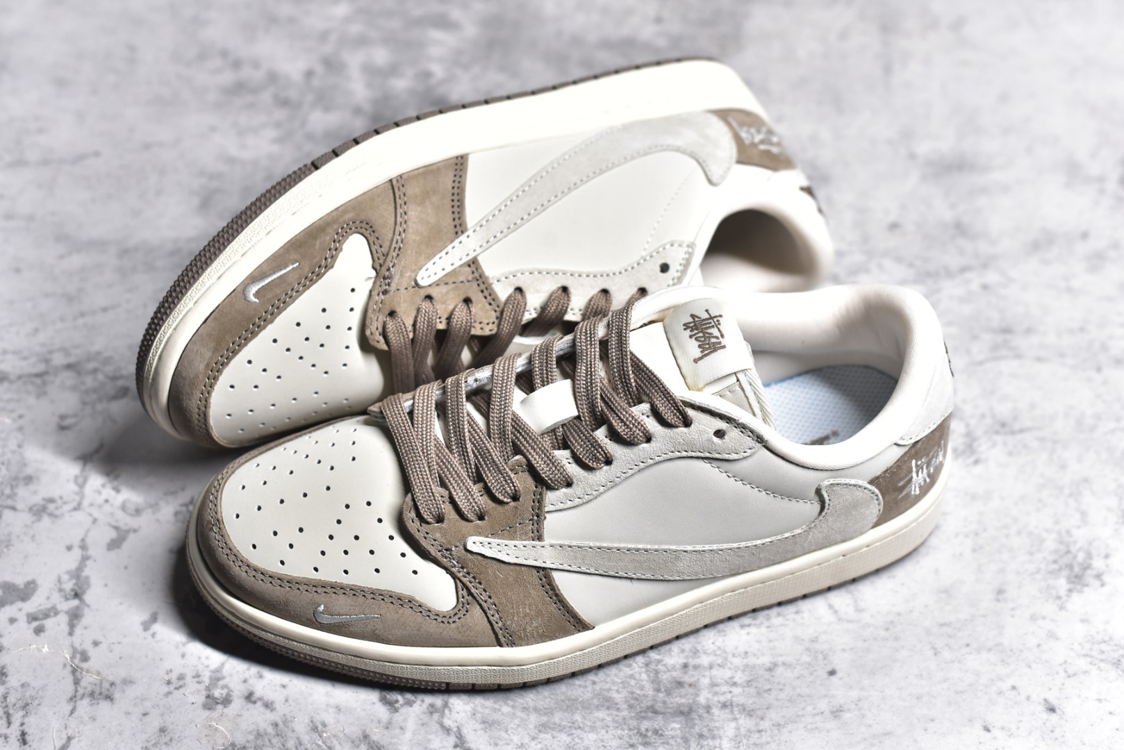 图片[7]-#Travis Scott x Fragment Design x Air Jordan 1 Low OG SP AJ1 乔1 斯图西联名-奶茶 低帮文化休闲板鞋 JH6089-001 #多方联名合作融合了Travis Scott 独特的音乐风格，藤原浩个性的设计风格以及Jordan品牌的经典元素 使其成为一双具有独特身份和价值的鞋子 清新而立体的外观加上联名标识更突出了其独特身份 这种配色方案显示出活力和时尚感 在视觉上引人注目 鞋身的质感和细腻的细节处理使其显得高端而格调十足 这款“倒钩”联名是设计与创意完美结合 融合多方的个性风格是一款备受瞩目的潮流鞋款 尺码：36 36.5 37.5 38 38.5 39 40 40.5 41 42 42.5 43 44 44.5 45-选品中心