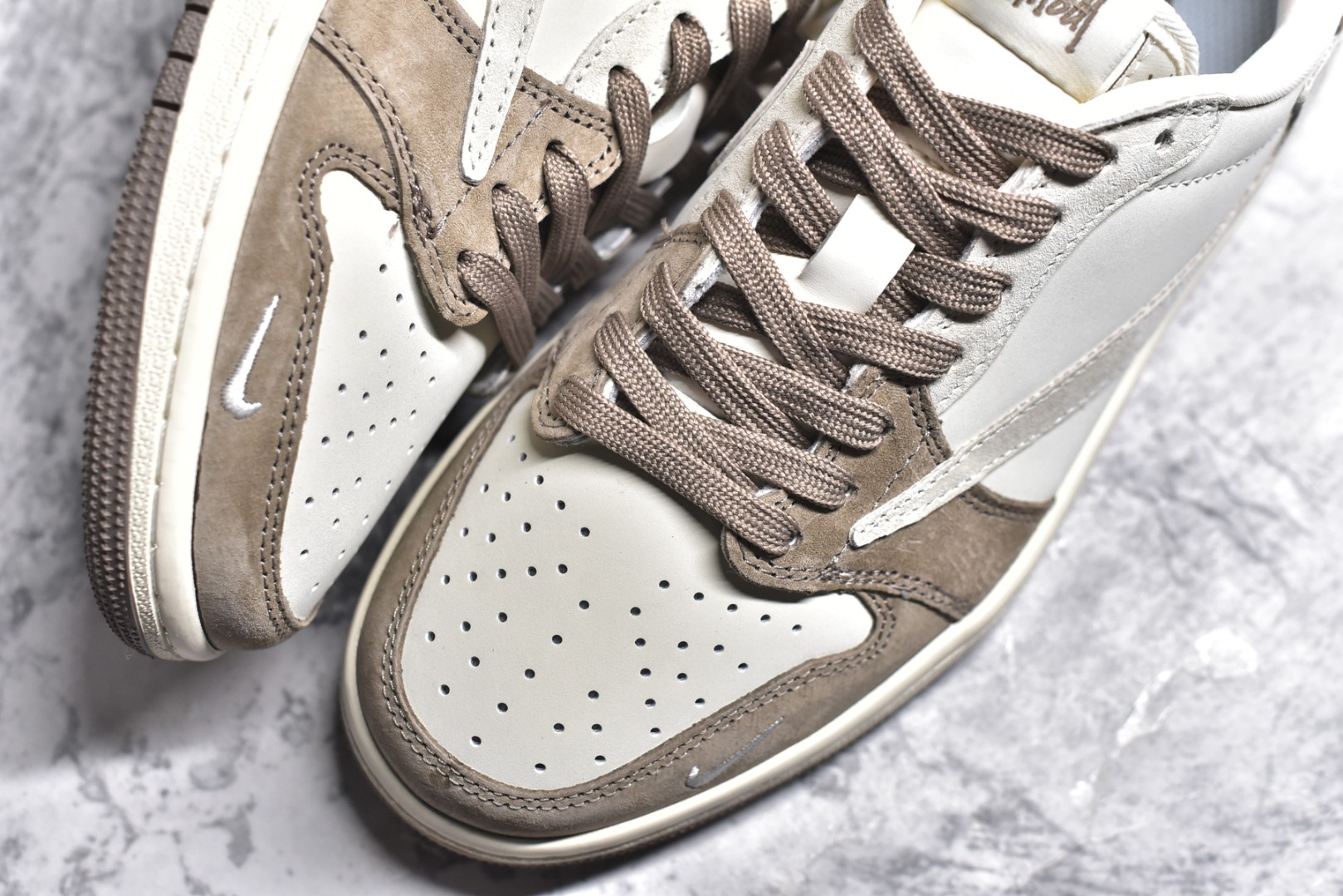 图片[8]-#Travis Scott x Fragment Design x Air Jordan 1 Low OG SP AJ1 乔1 斯图西联名-奶茶 低帮文化休闲板鞋 JH6089-001 #多方联名合作融合了Travis Scott 独特的音乐风格，藤原浩个性的设计风格以及Jordan品牌的经典元素 使其成为一双具有独特身份和价值的鞋子 清新而立体的外观加上联名标识更突出了其独特身份 这种配色方案显示出活力和时尚感 在视觉上引人注目 鞋身的质感和细腻的细节处理使其显得高端而格调十足 这款“倒钩”联名是设计与创意完美结合 融合多方的个性风格是一款备受瞩目的潮流鞋款 尺码：36 36.5 37.5 38 38.5 39 40 40.5 41 42 42.5 43 44 44.5 45-选品中心