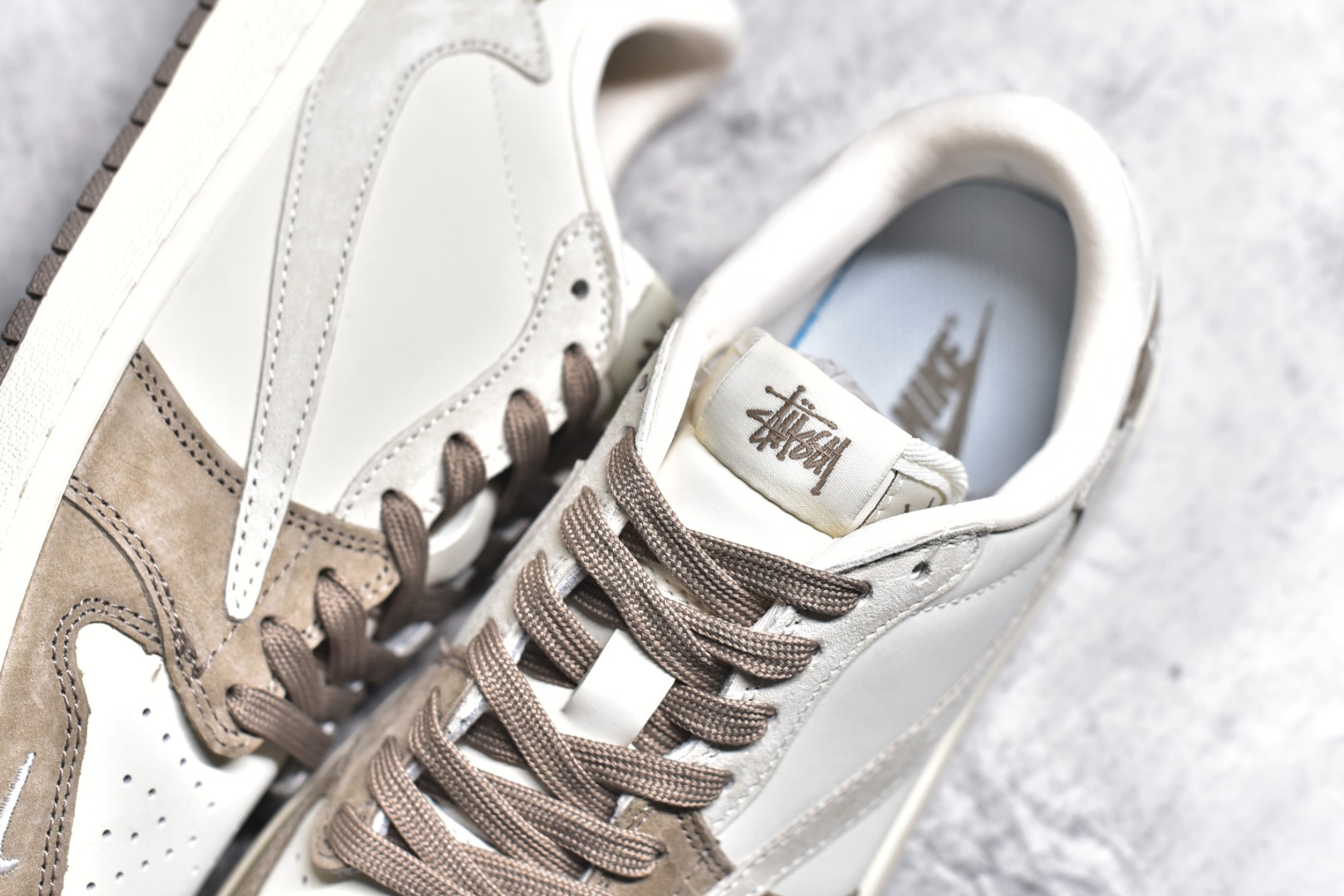 图片[9]-#Travis Scott x Fragment Design x Air Jordan 1 Low OG SP AJ1 乔1 斯图西联名-奶茶 低帮文化休闲板鞋 JH6089-001 #多方联名合作融合了Travis Scott 独特的音乐风格，藤原浩个性的设计风格以及Jordan品牌的经典元素 使其成为一双具有独特身份和价值的鞋子 清新而立体的外观加上联名标识更突出了其独特身份 这种配色方案显示出活力和时尚感 在视觉上引人注目 鞋身的质感和细腻的细节处理使其显得高端而格调十足 这款“倒钩”联名是设计与创意完美结合 融合多方的个性风格是一款备受瞩目的潮流鞋款 尺码：36 36.5 37.5 38 38.5 39 40 40.5 41 42 42.5 43 44 44.5 45-选品中心