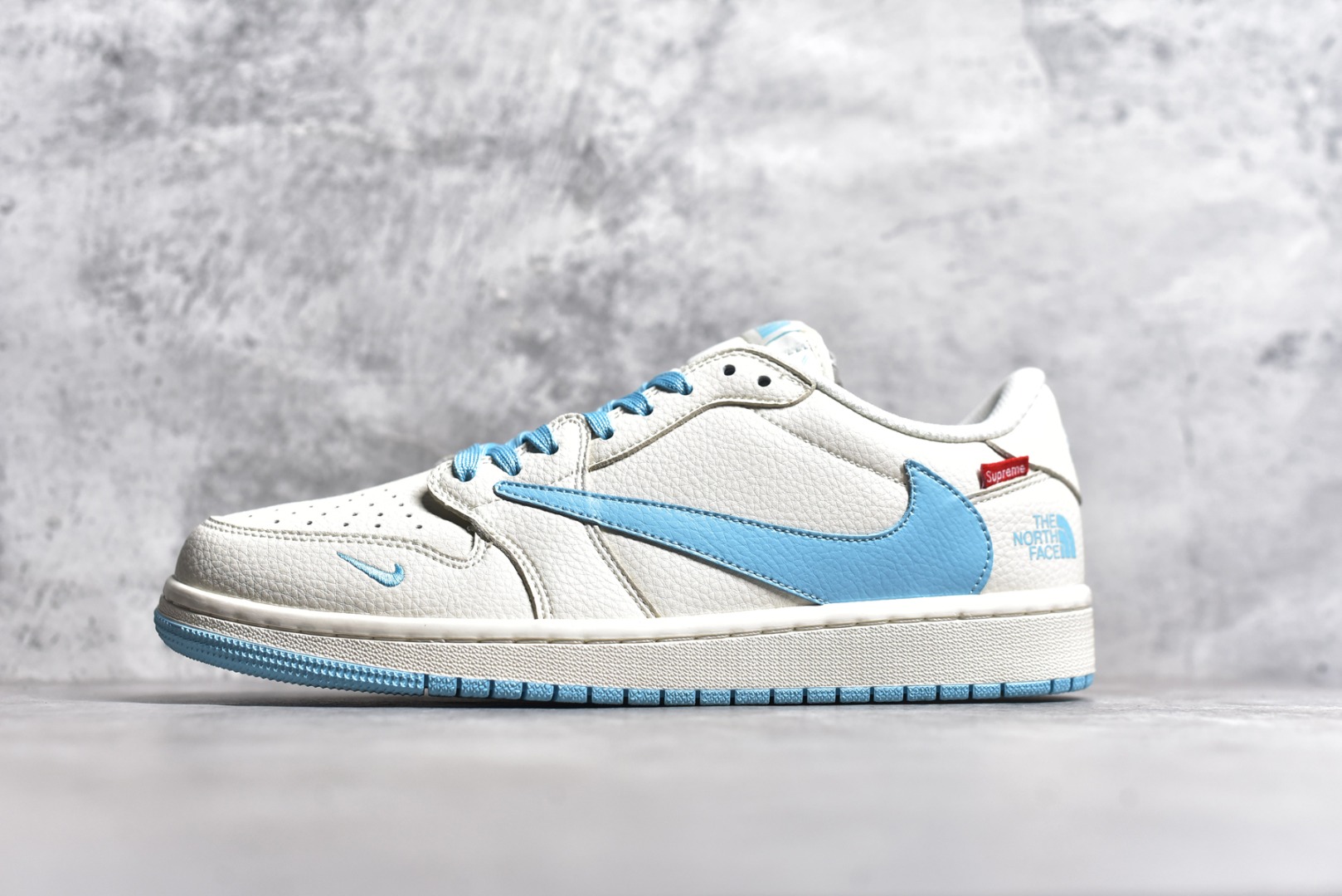 #Travis Scott x Fragment Design x Air Jordan 1 Low OG SP AJ1 乔1 Supreme北面联名-米白水蓝 低帮文化休闲板鞋 DIY1688-002 #多方联名合作融合了Travis Scott 独特的音乐风格，藤原浩个性的设计风格以及Jordan品牌的经典元素 使其成为一双具有独特身份和价值的鞋子 清新而立体的外观加上联名标识更突出了其独特身份 这种配色方案显示出活力和时尚感 在视觉上引人注目 鞋身的质感和细腻的细节处理使其显得高端而格调十足 这款“倒钩”联名是设计与创意完美结合 融合多方的个性风格是一款备受瞩目的潮流鞋款 尺码：36 36.5 37.5 38 38.5 39 40 40.5 41 42 42.5 43 44 44.5 45-选品中心