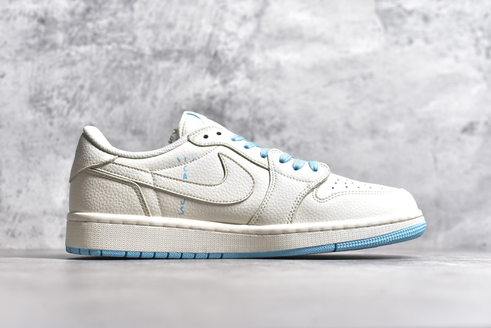 图片[3]-#Travis Scott x Fragment Design x Air Jordan 1 Low OG SP AJ1 乔1 Supreme北面联名-米白水蓝 低帮文化休闲板鞋 DIY1688-002 #多方联名合作融合了Travis Scott 独特的音乐风格，藤原浩个性的设计风格以及Jordan品牌的经典元素 使其成为一双具有独特身份和价值的鞋子 清新而立体的外观加上联名标识更突出了其独特身份 这种配色方案显示出活力和时尚感 在视觉上引人注目 鞋身的质感和细腻的细节处理使其显得高端而格调十足 这款“倒钩”联名是设计与创意完美结合 融合多方的个性风格是一款备受瞩目的潮流鞋款 尺码：36 36.5 37.5 38 38.5 39 40 40.5 41 42 42.5 43 44 44.5 45-选品中心