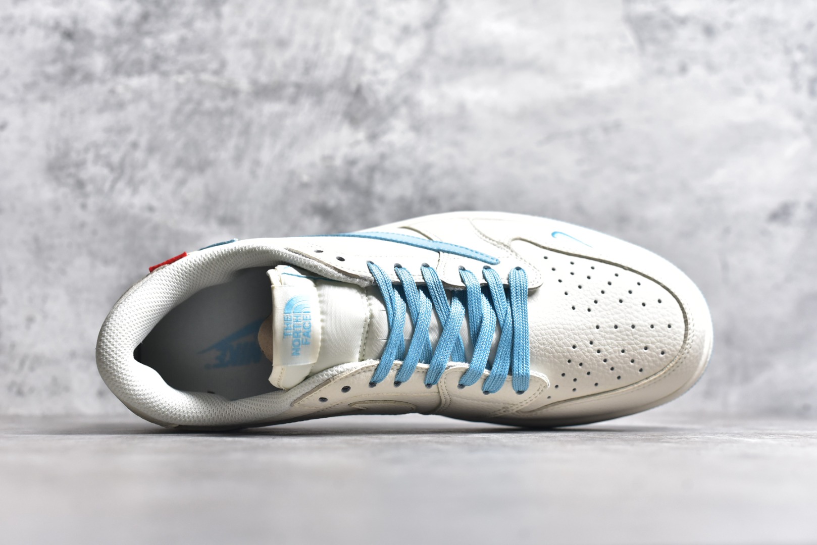 图片[4]-#Travis Scott x Fragment Design x Air Jordan 1 Low OG SP AJ1 乔1 Supreme北面联名-米白水蓝 低帮文化休闲板鞋 DIY1688-002 #多方联名合作融合了Travis Scott 独特的音乐风格，藤原浩个性的设计风格以及Jordan品牌的经典元素 使其成为一双具有独特身份和价值的鞋子 清新而立体的外观加上联名标识更突出了其独特身份 这种配色方案显示出活力和时尚感 在视觉上引人注目 鞋身的质感和细腻的细节处理使其显得高端而格调十足 这款“倒钩”联名是设计与创意完美结合 融合多方的个性风格是一款备受瞩目的潮流鞋款 尺码：36 36.5 37.5 38 38.5 39 40 40.5 41 42 42.5 43 44 44.5 45-选品中心