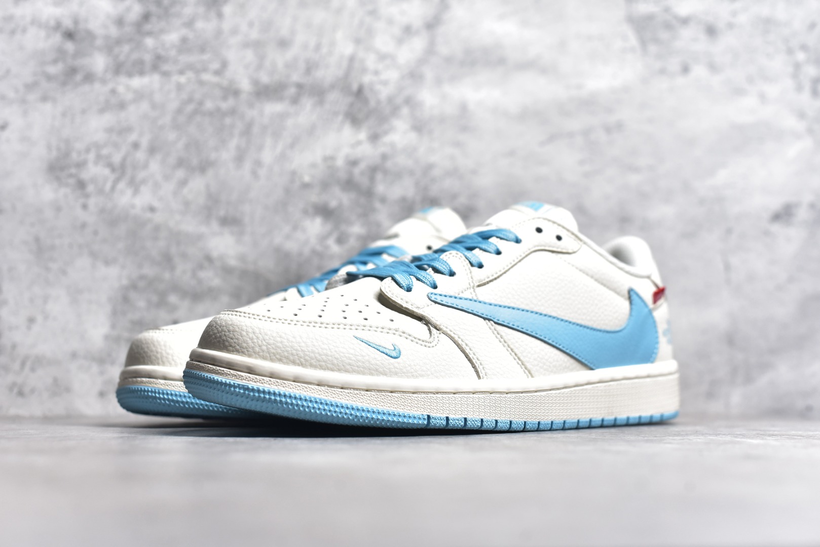 图片[2]-#Travis Scott x Fragment Design x Air Jordan 1 Low OG SP AJ1 乔1 Supreme北面联名-米白水蓝 低帮文化休闲板鞋 DIY1688-002 #多方联名合作融合了Travis Scott 独特的音乐风格，藤原浩个性的设计风格以及Jordan品牌的经典元素 使其成为一双具有独特身份和价值的鞋子 清新而立体的外观加上联名标识更突出了其独特身份 这种配色方案显示出活力和时尚感 在视觉上引人注目 鞋身的质感和细腻的细节处理使其显得高端而格调十足 这款“倒钩”联名是设计与创意完美结合 融合多方的个性风格是一款备受瞩目的潮流鞋款 尺码：36 36.5 37.5 38 38.5 39 40 40.5 41 42 42.5 43 44 44.5 45-选品中心