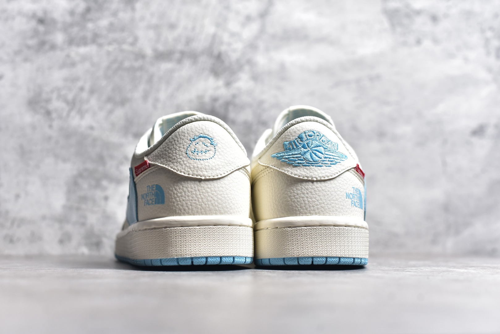 图片[5]-#Travis Scott x Fragment Design x Air Jordan 1 Low OG SP AJ1 乔1 Supreme北面联名-米白水蓝 低帮文化休闲板鞋 DIY1688-002 #多方联名合作融合了Travis Scott 独特的音乐风格，藤原浩个性的设计风格以及Jordan品牌的经典元素 使其成为一双具有独特身份和价值的鞋子 清新而立体的外观加上联名标识更突出了其独特身份 这种配色方案显示出活力和时尚感 在视觉上引人注目 鞋身的质感和细腻的细节处理使其显得高端而格调十足 这款“倒钩”联名是设计与创意完美结合 融合多方的个性风格是一款备受瞩目的潮流鞋款 尺码：36 36.5 37.5 38 38.5 39 40 40.5 41 42 42.5 43 44 44.5 45-选品中心