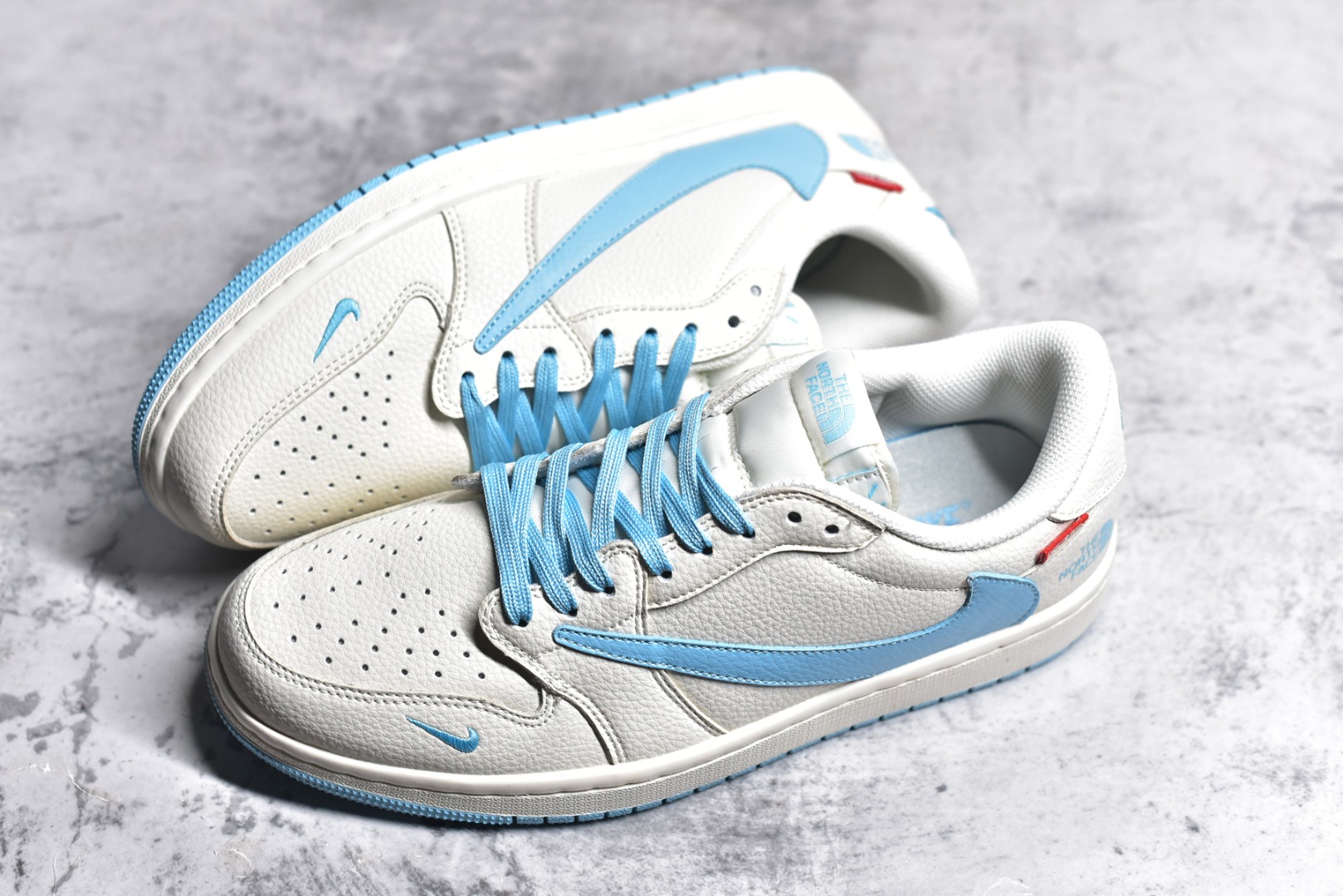 图片[7]-#Travis Scott x Fragment Design x Air Jordan 1 Low OG SP AJ1 乔1 Supreme北面联名-米白水蓝 低帮文化休闲板鞋 DIY1688-002 #多方联名合作融合了Travis Scott 独特的音乐风格，藤原浩个性的设计风格以及Jordan品牌的经典元素 使其成为一双具有独特身份和价值的鞋子 清新而立体的外观加上联名标识更突出了其独特身份 这种配色方案显示出活力和时尚感 在视觉上引人注目 鞋身的质感和细腻的细节处理使其显得高端而格调十足 这款“倒钩”联名是设计与创意完美结合 融合多方的个性风格是一款备受瞩目的潮流鞋款 尺码：36 36.5 37.5 38 38.5 39 40 40.5 41 42 42.5 43 44 44.5 45-选品中心