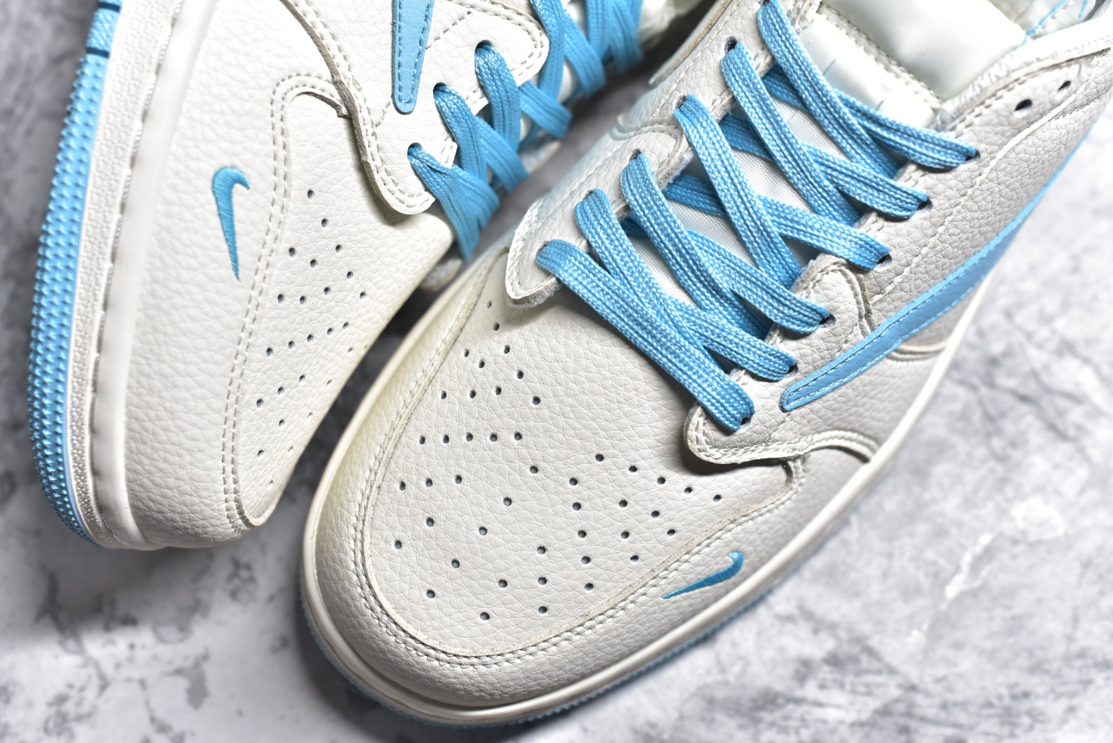 图片[8]-#Travis Scott x Fragment Design x Air Jordan 1 Low OG SP AJ1 乔1 Supreme北面联名-米白水蓝 低帮文化休闲板鞋 DIY1688-002 #多方联名合作融合了Travis Scott 独特的音乐风格，藤原浩个性的设计风格以及Jordan品牌的经典元素 使其成为一双具有独特身份和价值的鞋子 清新而立体的外观加上联名标识更突出了其独特身份 这种配色方案显示出活力和时尚感 在视觉上引人注目 鞋身的质感和细腻的细节处理使其显得高端而格调十足 这款“倒钩”联名是设计与创意完美结合 融合多方的个性风格是一款备受瞩目的潮流鞋款 尺码：36 36.5 37.5 38 38.5 39 40 40.5 41 42 42.5 43 44 44.5 45-选品中心