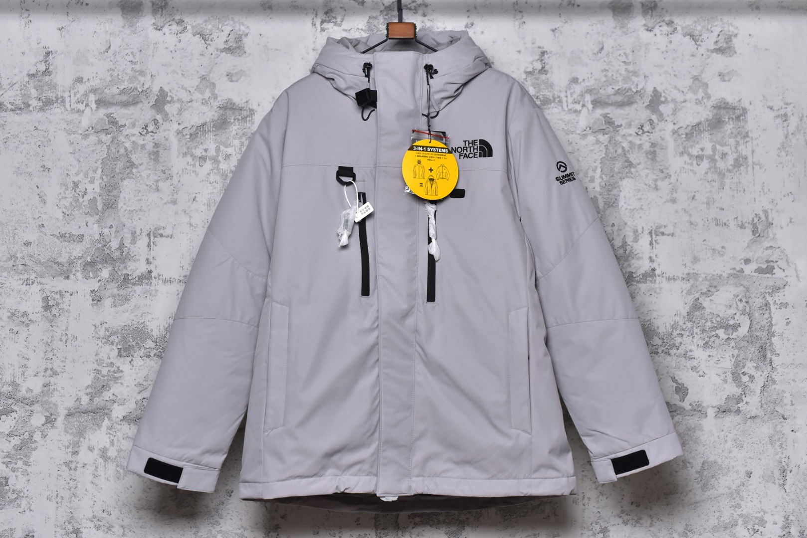 #巅峰双拉链连帽羽绒服-灰白 定制14D高强度尼龙面料，质地厚重，防水布料，抗拉撕，采用一致单层布料，百灵达刺绣机 定制万针电绣，采用进口7号针和进口绣线，刺绣饱满立体，采用原厂吉田YKK拉链，刻字清晰，高克重，可承受10万次拉力磨损，多功能扣，魔术贴，水洗标，镭射防伪均是原版开模，全身锯齿状车工 尺码：M-3XL-选品中心