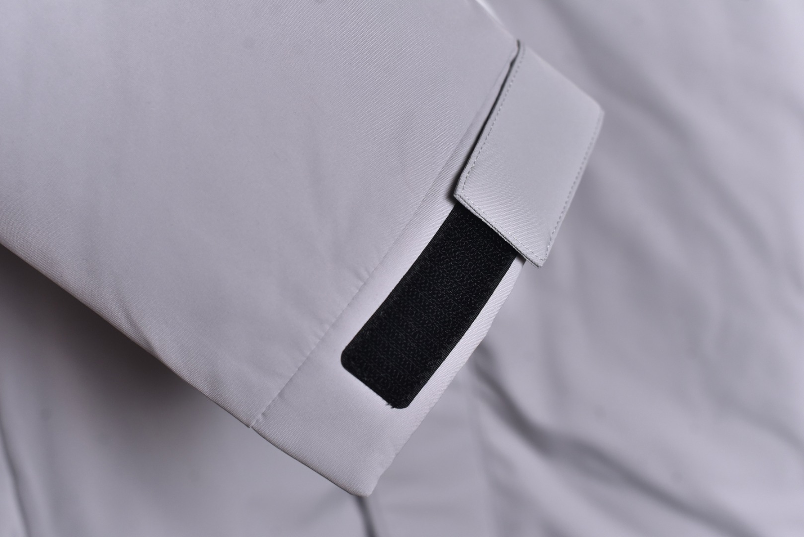 图片[4]-#巅峰双拉链连帽羽绒服-灰白 定制14D高强度尼龙面料，质地厚重，防水布料，抗拉撕，采用一致单层布料，百灵达刺绣机 定制万针电绣，采用进口7号针和进口绣线，刺绣饱满立体，采用原厂吉田YKK拉链，刻字清晰，高克重，可承受10万次拉力磨损，多功能扣，魔术贴，水洗标，镭射防伪均是原版开模，全身锯齿状车工 尺码：M-3XL-选品中心
