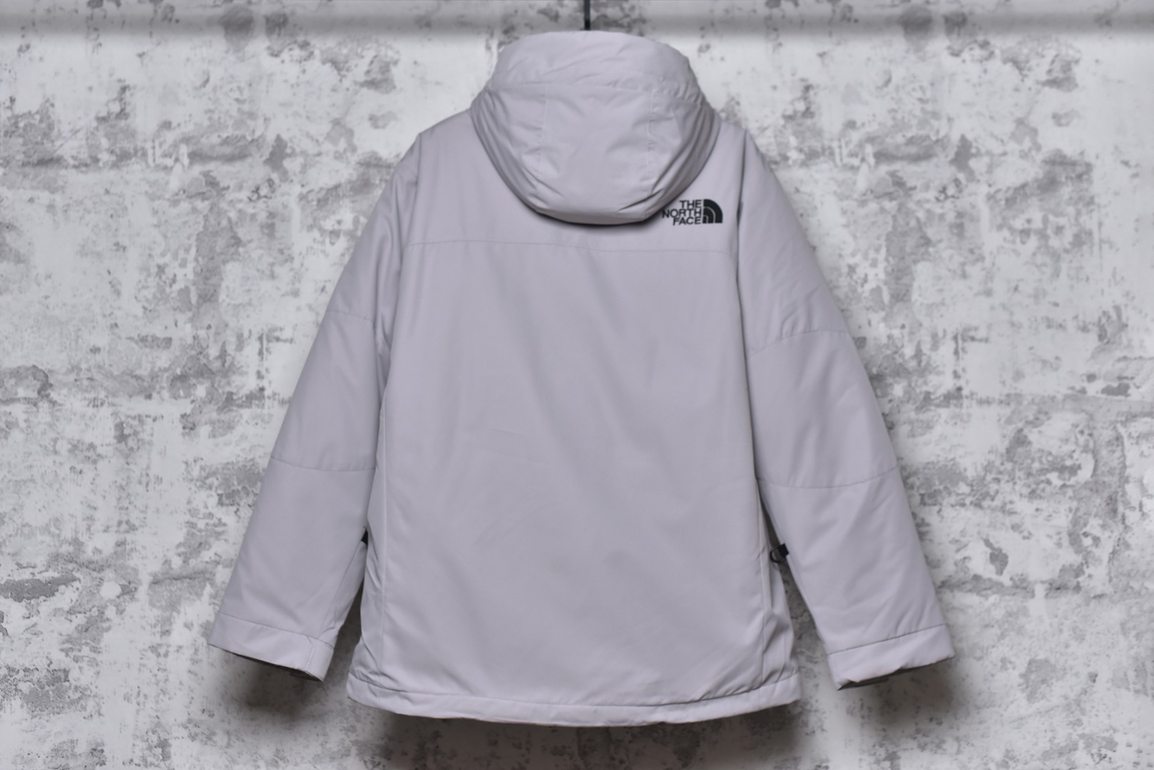 图片[2]-#巅峰双拉链连帽羽绒服-灰白 定制14D高强度尼龙面料，质地厚重，防水布料，抗拉撕，采用一致单层布料，百灵达刺绣机 定制万针电绣，采用进口7号针和进口绣线，刺绣饱满立体，采用原厂吉田YKK拉链，刻字清晰，高克重，可承受10万次拉力磨损，多功能扣，魔术贴，水洗标，镭射防伪均是原版开模，全身锯齿状车工 尺码：M-3XL-选品中心