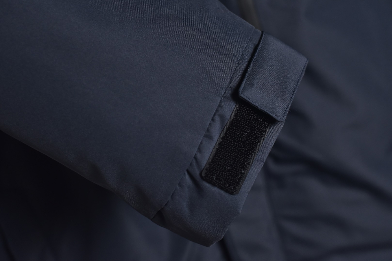 图片[7]-#巅峰双拉链连帽羽绒服-藏青 定制14D高强度尼龙面料，质地厚重，防水布料，抗拉撕，采用一致单层布料，百灵达刺绣机 定制万针电绣，采用进口7号针和进口绣线，刺绣饱满立体，采用原厂吉田YKK拉链，刻字清晰，高克重，可承受10万次拉力磨损，多功能扣，魔术贴，水洗标，镭射防伪均是原版开模，全身锯齿状车工 尺码：M-3XL-选品中心