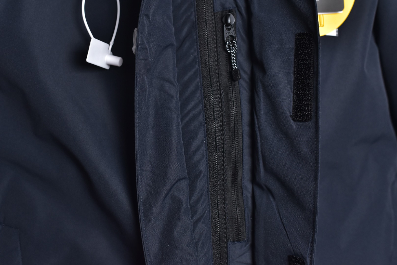图片[8]-#巅峰双拉链连帽羽绒服-藏青 定制14D高强度尼龙面料，质地厚重，防水布料，抗拉撕，采用一致单层布料，百灵达刺绣机 定制万针电绣，采用进口7号针和进口绣线，刺绣饱满立体，采用原厂吉田YKK拉链，刻字清晰，高克重，可承受10万次拉力磨损，多功能扣，魔术贴，水洗标，镭射防伪均是原版开模，全身锯齿状车工 尺码：M-3XL-选品中心