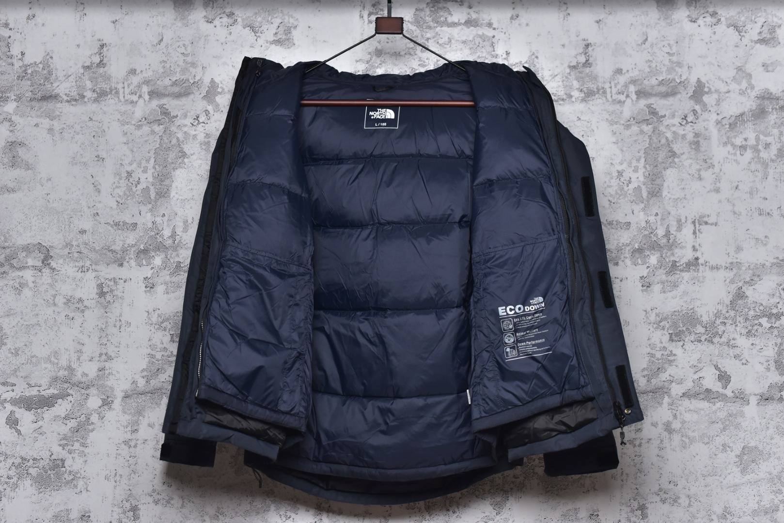 图片[11]-#巅峰双拉链连帽羽绒服-藏青 定制14D高强度尼龙面料，质地厚重，防水布料，抗拉撕，采用一致单层布料，百灵达刺绣机 定制万针电绣，采用进口7号针和进口绣线，刺绣饱满立体，采用原厂吉田YKK拉链，刻字清晰，高克重，可承受10万次拉力磨损，多功能扣，魔术贴，水洗标，镭射防伪均是原版开模，全身锯齿状车工 尺码：M-3XL-选品中心