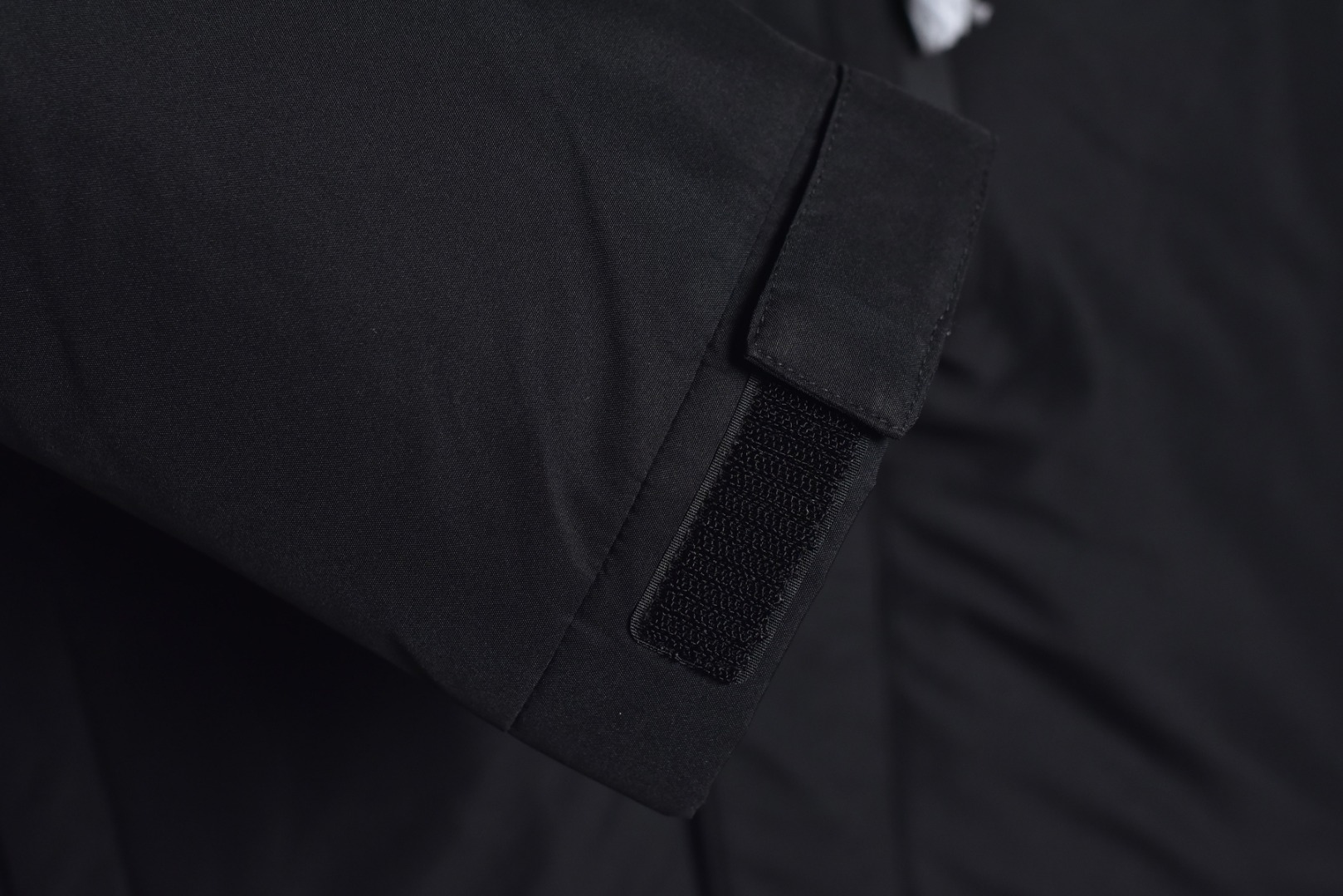 图片[7]-#巅峰双拉链连帽羽绒服-黑 定制14D高强度尼龙面料，质地厚重，防水布料，抗拉撕，采用一致单层布料，百灵达刺绣机 定制万针电绣，采用进口7号针和进口绣线，刺绣饱满立体，采用原厂吉田YKK拉链，刻字清晰，高克重，可承受10万次拉力磨损，多功能扣，魔术贴，水洗标，镭射防伪均是原版开模，全身锯齿状车工 尺码：M-3XL-选品中心