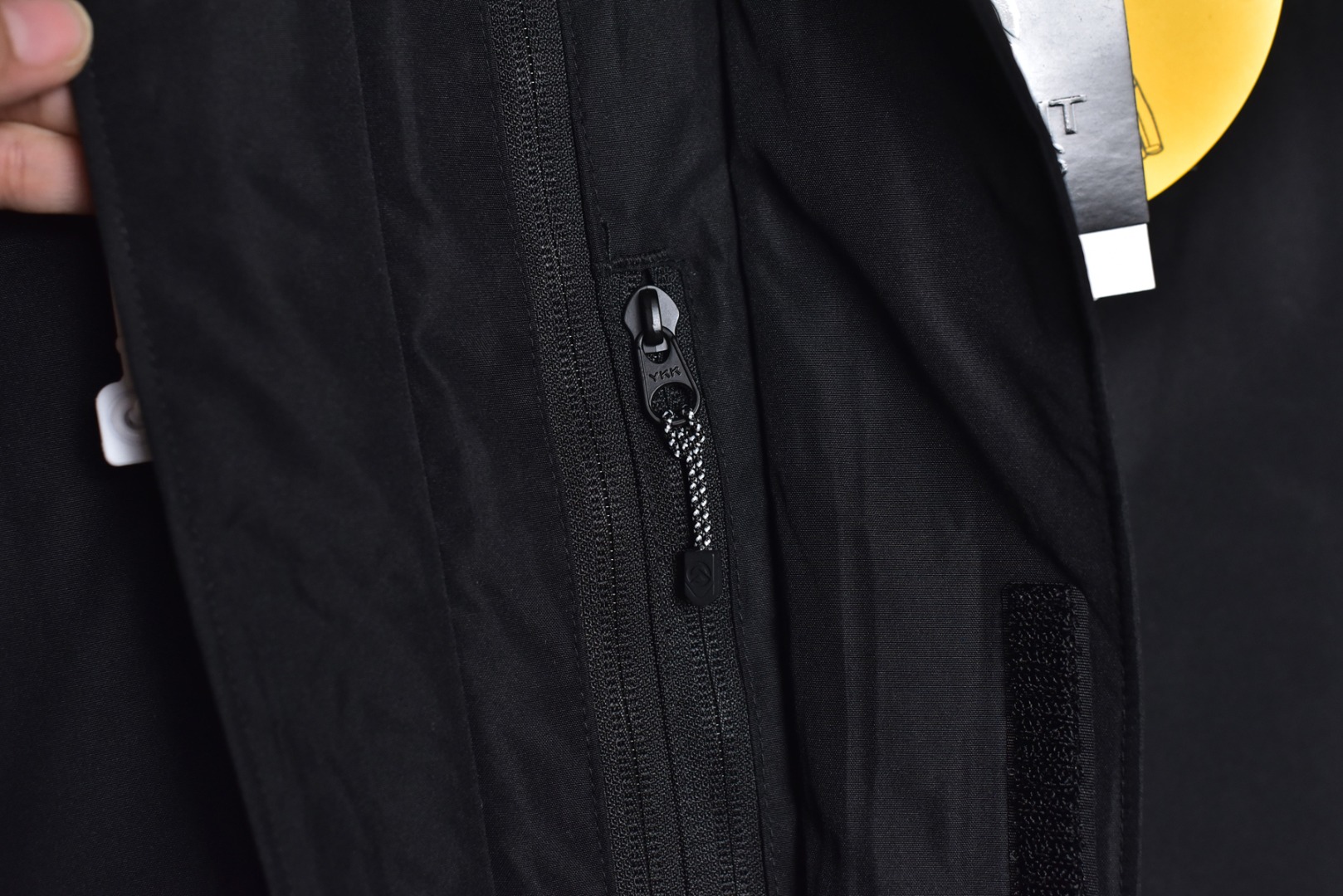 图片[9]-#巅峰双拉链连帽羽绒服-黑 定制14D高强度尼龙面料，质地厚重，防水布料，抗拉撕，采用一致单层布料，百灵达刺绣机 定制万针电绣，采用进口7号针和进口绣线，刺绣饱满立体，采用原厂吉田YKK拉链，刻字清晰，高克重，可承受10万次拉力磨损，多功能扣，魔术贴，水洗标，镭射防伪均是原版开模，全身锯齿状车工 尺码：M-3XL-选品中心