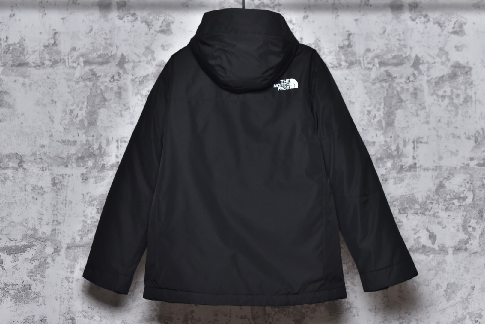 图片[2]-#巅峰双拉链连帽羽绒服-黑 定制14D高强度尼龙面料，质地厚重，防水布料，抗拉撕，采用一致单层布料，百灵达刺绣机 定制万针电绣，采用进口7号针和进口绣线，刺绣饱满立体，采用原厂吉田YKK拉链，刻字清晰，高克重，可承受10万次拉力磨损，多功能扣，魔术贴，水洗标，镭射防伪均是原版开模，全身锯齿状车工 尺码：M-3XL-选品中心