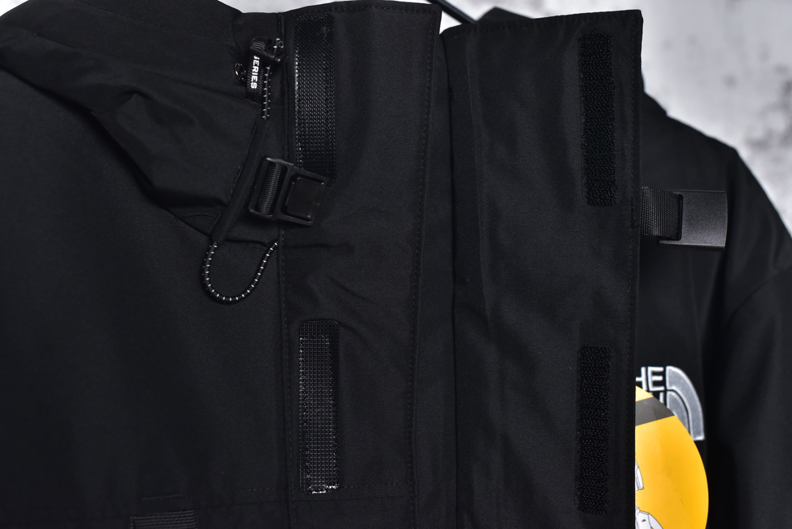 图片[12]-#巅峰双拉链连帽羽绒服-黑 定制14D高强度尼龙面料，质地厚重，防水布料，抗拉撕，采用一致单层布料，百灵达刺绣机 定制万针电绣，采用进口7号针和进口绣线，刺绣饱满立体，采用原厂吉田YKK拉链，刻字清晰，高克重，可承受10万次拉力磨损，多功能扣，魔术贴，水洗标，镭射防伪均是原版开模，全身锯齿状车工 尺码：M-3XL-选品中心