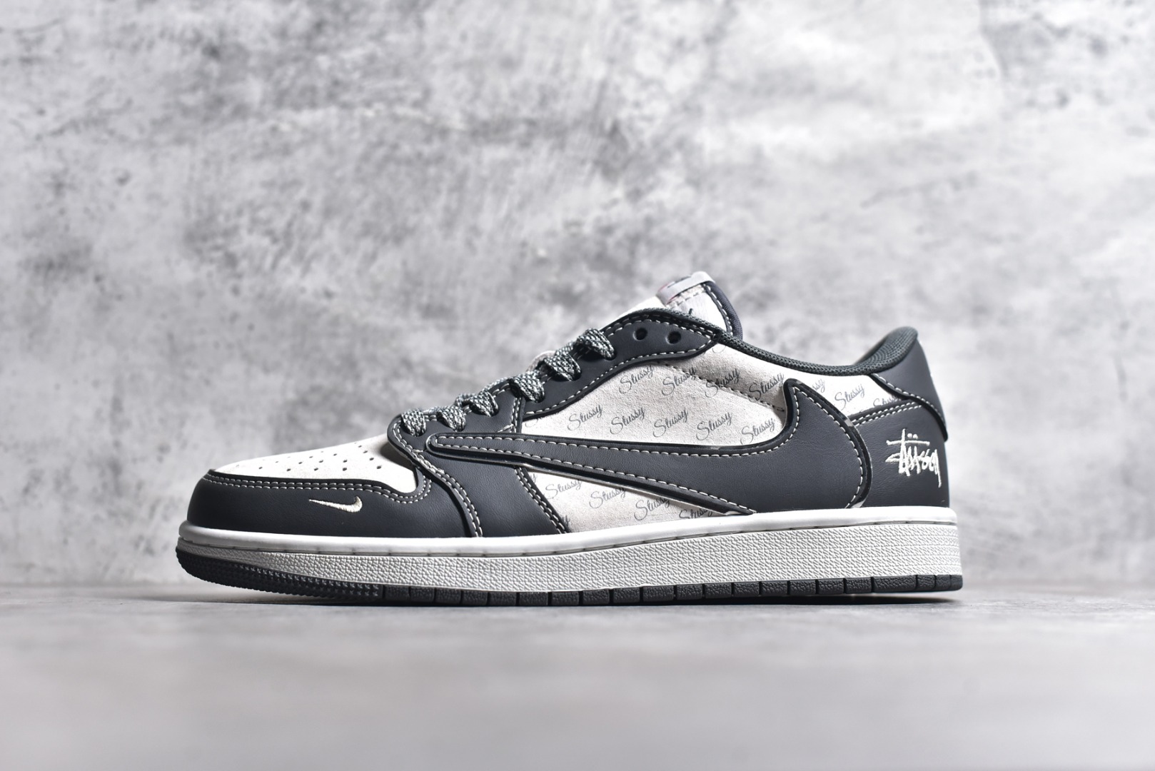 #Travis Scott x Fragment Design x Air Jordan 1 Low OG SP AJ1 乔1 斯图西联名-黑夜之影 低帮文化休闲板鞋 XZ3398-003 #多方联名合作融合了Travis Scott 独特的音乐风格，藤原浩个性的设计风格以及Jordan品牌的经典元素 使其成为一双具有独特身份和价值的鞋子 清新而立体的外观加上联名标识更突出了其独特身份 这种配色方案显示出活力和时尚感 在视觉上引人注目 鞋身的质感和细腻的细节处理使其显得高端而格调十足 这款“倒钩”联名是设计与创意完美结合 融合多方的个性风格是一款备受瞩目的潮流鞋款 尺码：36 36.5 37.5 38 38.5 39 40 40.5 41 42 42.5 43 44 44.5 45-选品中心