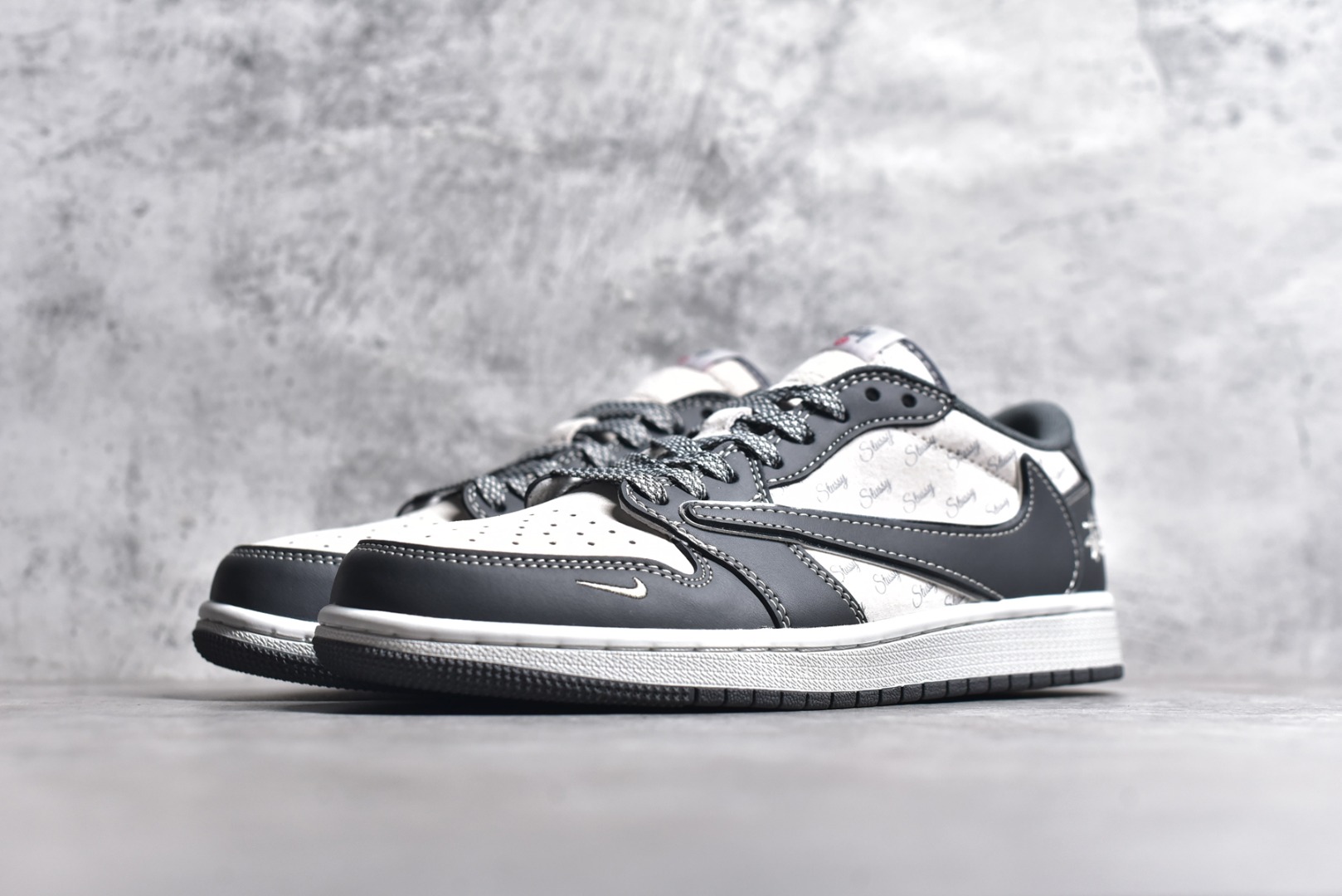 图片[2]-#Travis Scott x Fragment Design x Air Jordan 1 Low OG SP AJ1 乔1 斯图西联名-黑夜之影 低帮文化休闲板鞋 XZ3398-003 #多方联名合作融合了Travis Scott 独特的音乐风格，藤原浩个性的设计风格以及Jordan品牌的经典元素 使其成为一双具有独特身份和价值的鞋子 清新而立体的外观加上联名标识更突出了其独特身份 这种配色方案显示出活力和时尚感 在视觉上引人注目 鞋身的质感和细腻的细节处理使其显得高端而格调十足 这款“倒钩”联名是设计与创意完美结合 融合多方的个性风格是一款备受瞩目的潮流鞋款 尺码：36 36.5 37.5 38 38.5 39 40 40.5 41 42 42.5 43 44 44.5 45-选品中心