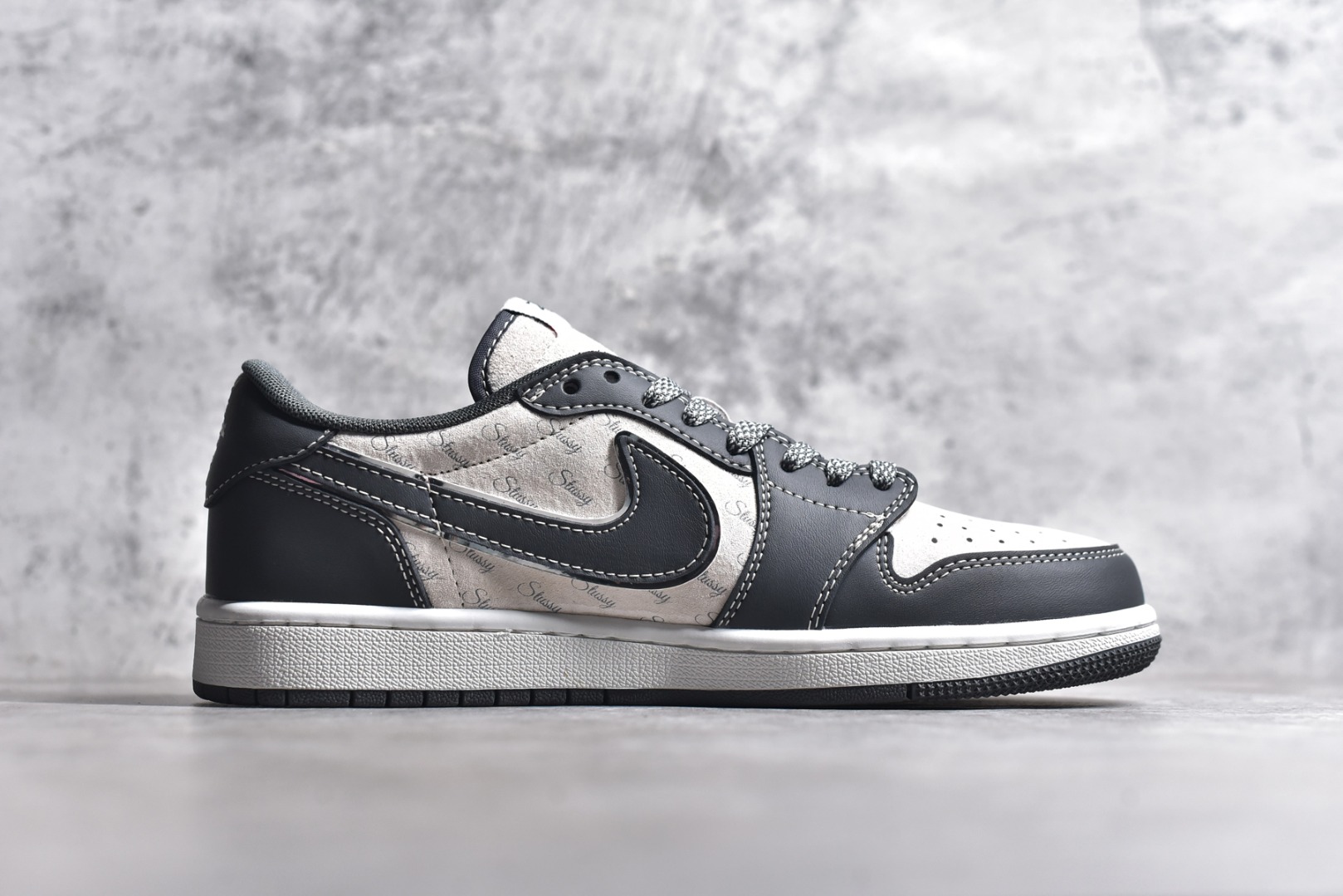 图片[3]-#Travis Scott x Fragment Design x Air Jordan 1 Low OG SP AJ1 乔1 斯图西联名-黑夜之影 低帮文化休闲板鞋 XZ3398-003 #多方联名合作融合了Travis Scott 独特的音乐风格，藤原浩个性的设计风格以及Jordan品牌的经典元素 使其成为一双具有独特身份和价值的鞋子 清新而立体的外观加上联名标识更突出了其独特身份 这种配色方案显示出活力和时尚感 在视觉上引人注目 鞋身的质感和细腻的细节处理使其显得高端而格调十足 这款“倒钩”联名是设计与创意完美结合 融合多方的个性风格是一款备受瞩目的潮流鞋款 尺码：36 36.5 37.5 38 38.5 39 40 40.5 41 42 42.5 43 44 44.5 45-选品中心