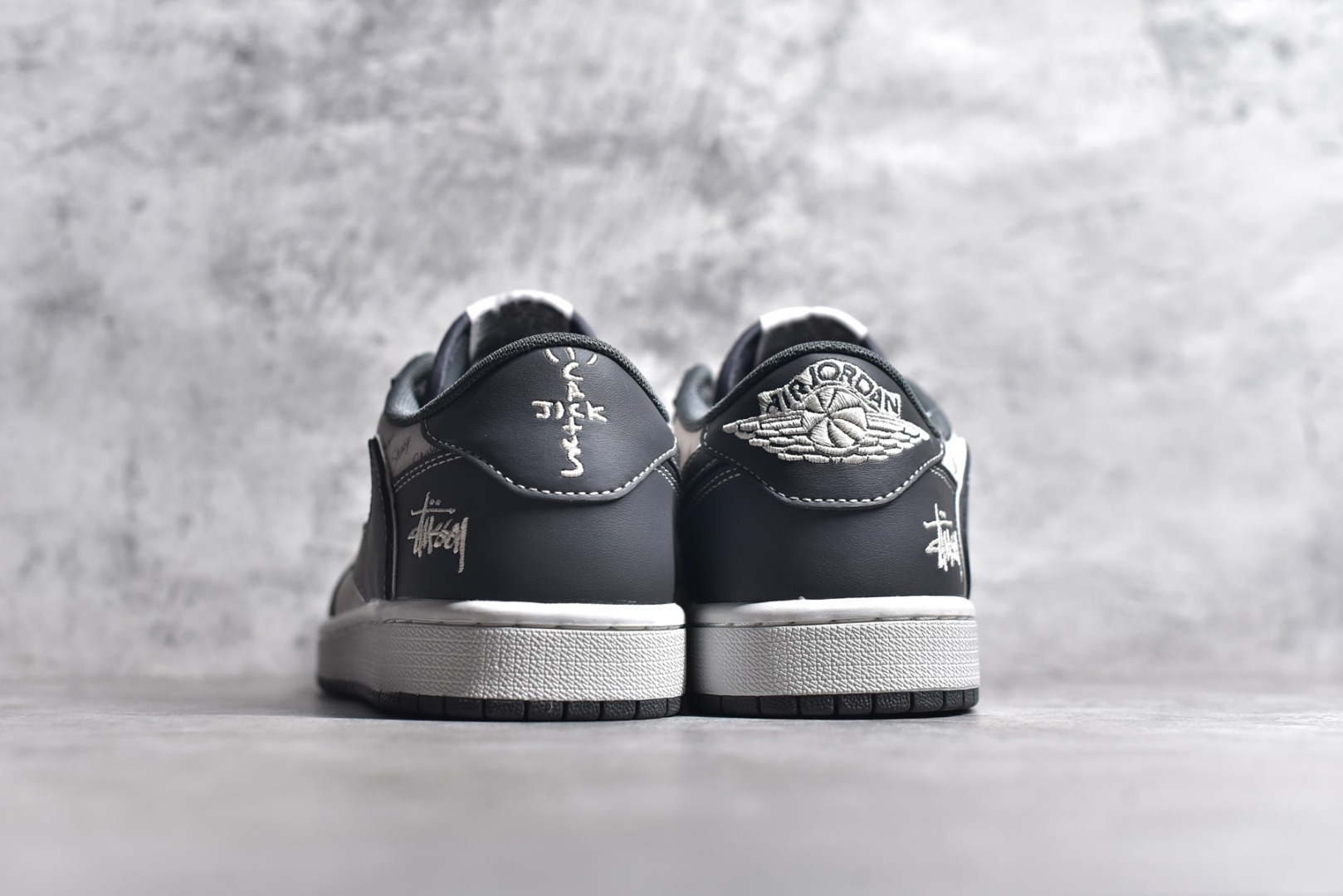 图片[5]-#Travis Scott x Fragment Design x Air Jordan 1 Low OG SP AJ1 乔1 斯图西联名-黑夜之影 低帮文化休闲板鞋 XZ3398-003 #多方联名合作融合了Travis Scott 独特的音乐风格，藤原浩个性的设计风格以及Jordan品牌的经典元素 使其成为一双具有独特身份和价值的鞋子 清新而立体的外观加上联名标识更突出了其独特身份 这种配色方案显示出活力和时尚感 在视觉上引人注目 鞋身的质感和细腻的细节处理使其显得高端而格调十足 这款“倒钩”联名是设计与创意完美结合 融合多方的个性风格是一款备受瞩目的潮流鞋款 尺码：36 36.5 37.5 38 38.5 39 40 40.5 41 42 42.5 43 44 44.5 45-选品中心