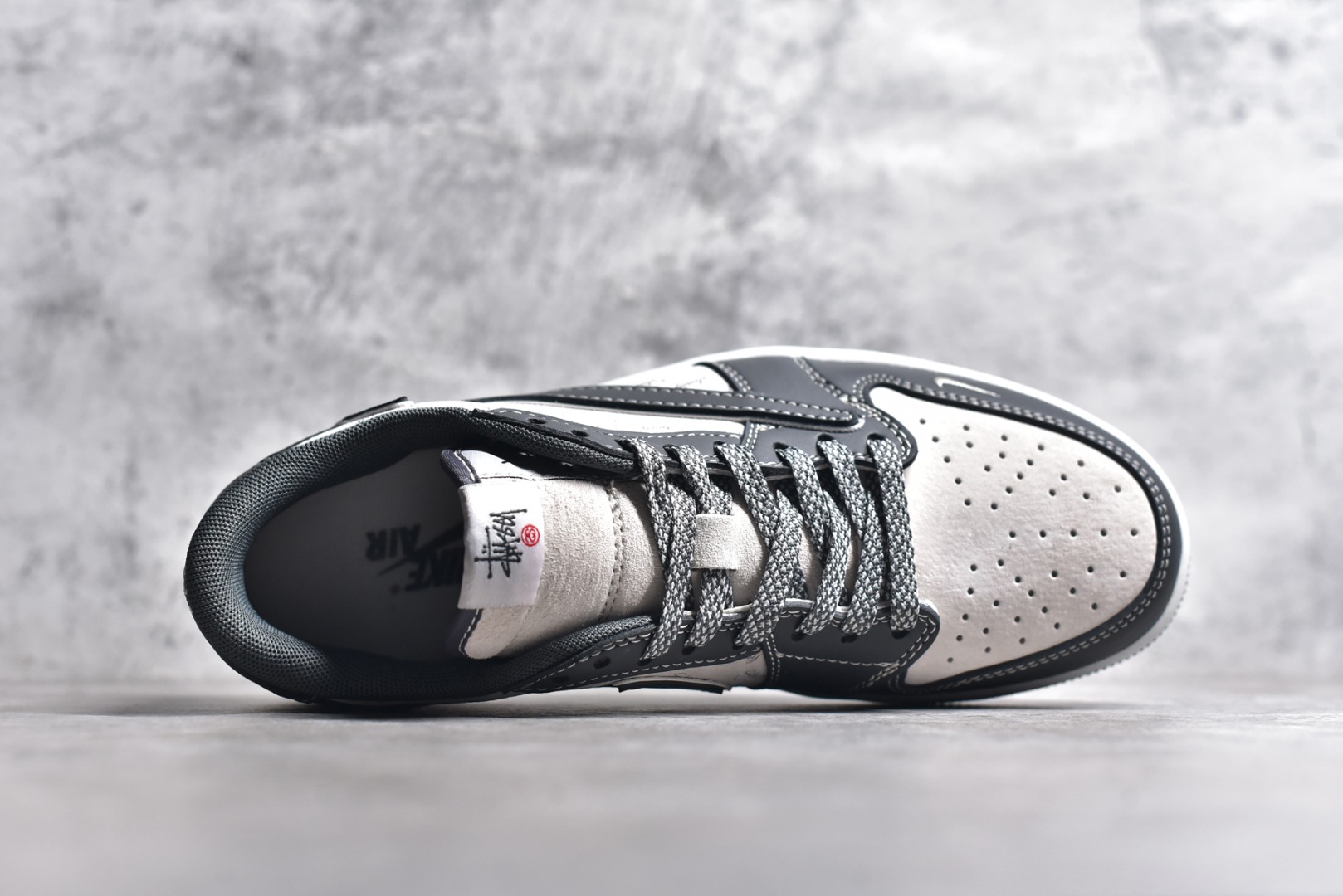 图片[4]-#Travis Scott x Fragment Design x Air Jordan 1 Low OG SP AJ1 乔1 斯图西联名-黑夜之影 低帮文化休闲板鞋 XZ3398-003 #多方联名合作融合了Travis Scott 独特的音乐风格，藤原浩个性的设计风格以及Jordan品牌的经典元素 使其成为一双具有独特身份和价值的鞋子 清新而立体的外观加上联名标识更突出了其独特身份 这种配色方案显示出活力和时尚感 在视觉上引人注目 鞋身的质感和细腻的细节处理使其显得高端而格调十足 这款“倒钩”联名是设计与创意完美结合 融合多方的个性风格是一款备受瞩目的潮流鞋款 尺码：36 36.5 37.5 38 38.5 39 40 40.5 41 42 42.5 43 44 44.5 45-选品中心