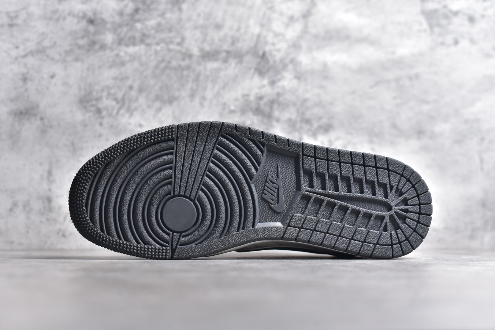 图片[6]-#Travis Scott x Fragment Design x Air Jordan 1 Low OG SP AJ1 乔1 斯图西联名-黑夜之影 低帮文化休闲板鞋 XZ3398-003 #多方联名合作融合了Travis Scott 独特的音乐风格，藤原浩个性的设计风格以及Jordan品牌的经典元素 使其成为一双具有独特身份和价值的鞋子 清新而立体的外观加上联名标识更突出了其独特身份 这种配色方案显示出活力和时尚感 在视觉上引人注目 鞋身的质感和细腻的细节处理使其显得高端而格调十足 这款“倒钩”联名是设计与创意完美结合 融合多方的个性风格是一款备受瞩目的潮流鞋款 尺码：36 36.5 37.5 38 38.5 39 40 40.5 41 42 42.5 43 44 44.5 45-选品中心