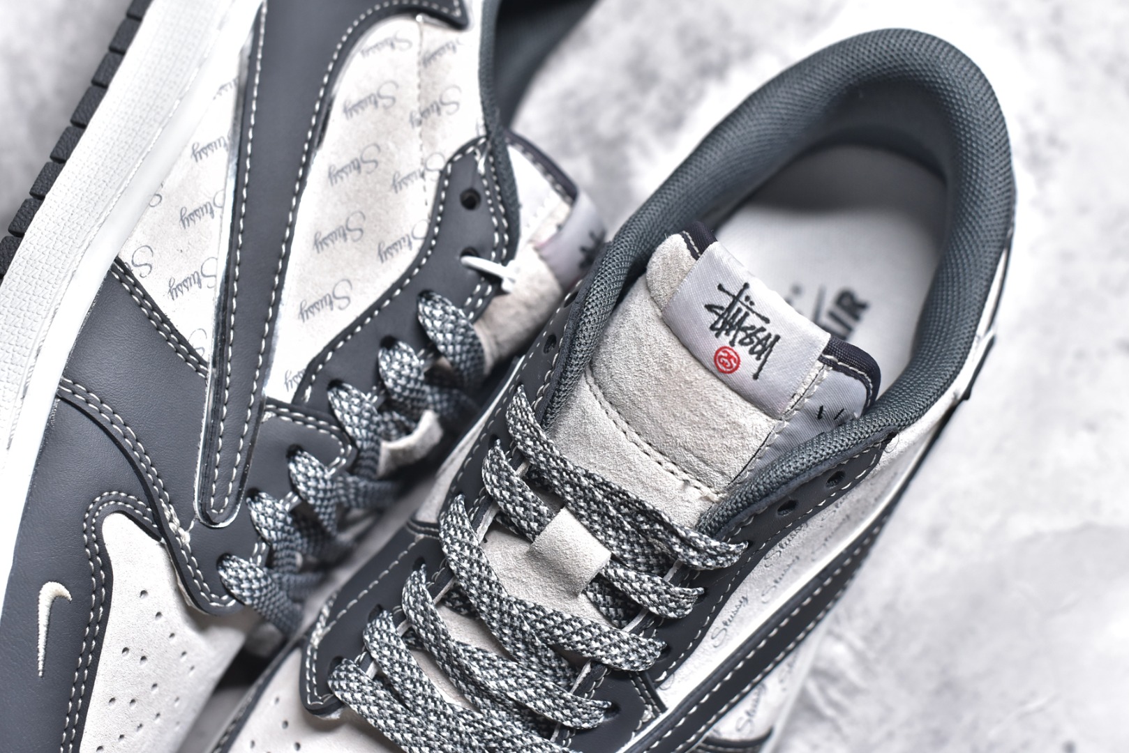 图片[9]-#Travis Scott x Fragment Design x Air Jordan 1 Low OG SP AJ1 乔1 斯图西联名-黑夜之影 低帮文化休闲板鞋 XZ3398-003 #多方联名合作融合了Travis Scott 独特的音乐风格，藤原浩个性的设计风格以及Jordan品牌的经典元素 使其成为一双具有独特身份和价值的鞋子 清新而立体的外观加上联名标识更突出了其独特身份 这种配色方案显示出活力和时尚感 在视觉上引人注目 鞋身的质感和细腻的细节处理使其显得高端而格调十足 这款“倒钩”联名是设计与创意完美结合 融合多方的个性风格是一款备受瞩目的潮流鞋款 尺码：36 36.5 37.5 38 38.5 39 40 40.5 41 42 42.5 43 44 44.5 45-选品中心
