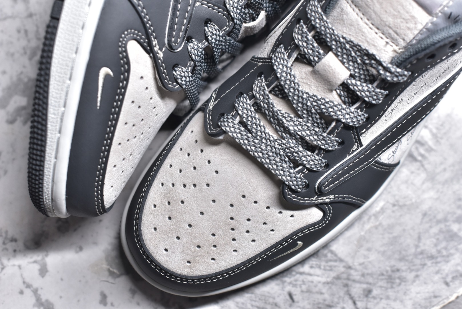 图片[8]-#Travis Scott x Fragment Design x Air Jordan 1 Low OG SP AJ1 乔1 斯图西联名-黑夜之影 低帮文化休闲板鞋 XZ3398-003 #多方联名合作融合了Travis Scott 独特的音乐风格，藤原浩个性的设计风格以及Jordan品牌的经典元素 使其成为一双具有独特身份和价值的鞋子 清新而立体的外观加上联名标识更突出了其独特身份 这种配色方案显示出活力和时尚感 在视觉上引人注目 鞋身的质感和细腻的细节处理使其显得高端而格调十足 这款“倒钩”联名是设计与创意完美结合 融合多方的个性风格是一款备受瞩目的潮流鞋款 尺码：36 36.5 37.5 38 38.5 39 40 40.5 41 42 42.5 43 44 44.5 45-选品中心