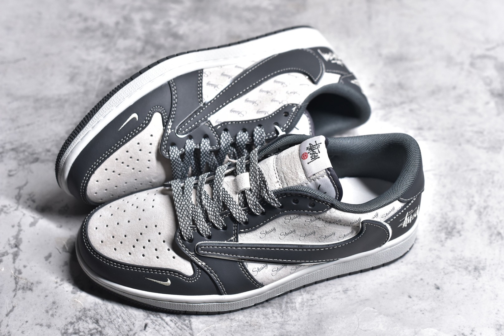图片[7]-#Travis Scott x Fragment Design x Air Jordan 1 Low OG SP AJ1 乔1 斯图西联名-黑夜之影 低帮文化休闲板鞋 XZ3398-003 #多方联名合作融合了Travis Scott 独特的音乐风格，藤原浩个性的设计风格以及Jordan品牌的经典元素 使其成为一双具有独特身份和价值的鞋子 清新而立体的外观加上联名标识更突出了其独特身份 这种配色方案显示出活力和时尚感 在视觉上引人注目 鞋身的质感和细腻的细节处理使其显得高端而格调十足 这款“倒钩”联名是设计与创意完美结合 融合多方的个性风格是一款备受瞩目的潮流鞋款 尺码：36 36.5 37.5 38 38.5 39 40 40.5 41 42 42.5 43 44 44.5 45-选品中心