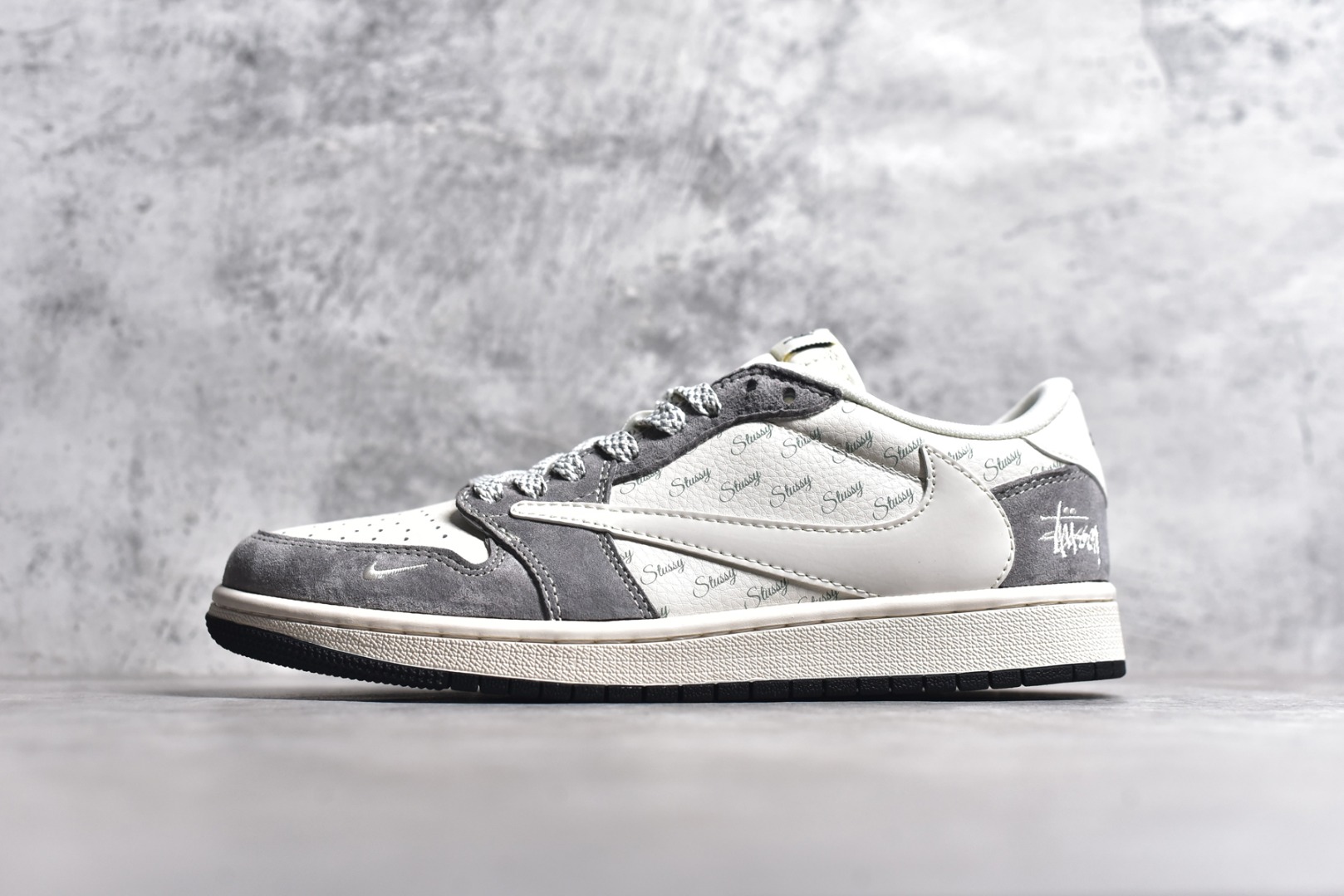#Travis Scott x Fragment Design x Air Jordan 1 Low OG SP AJ1 乔1 斯图西联名-铅灰 低帮文化休闲板鞋 XY2688-124 #多方联名合作融合了Travis Scott 独特的音乐风格，藤原浩个性的设计风格以及Jordan品牌的经典元素 使其成为一双具有独特身份和价值的鞋子 清新而立体的外观加上联名标识更突出了其独特身份 这种配色方案显示出活力和时尚感 在视觉上引人注目 鞋身的质感和细腻的细节处理使其显得高端而格调十足 这款“倒钩”联名是设计与创意完美结合 融合多方的个性风格是一款备受瞩目的潮流鞋款 尺码：36 36.5 37.5 38 38.5 39 40 40.5 41 42 42.5 43 44 44.5 45-选品中心