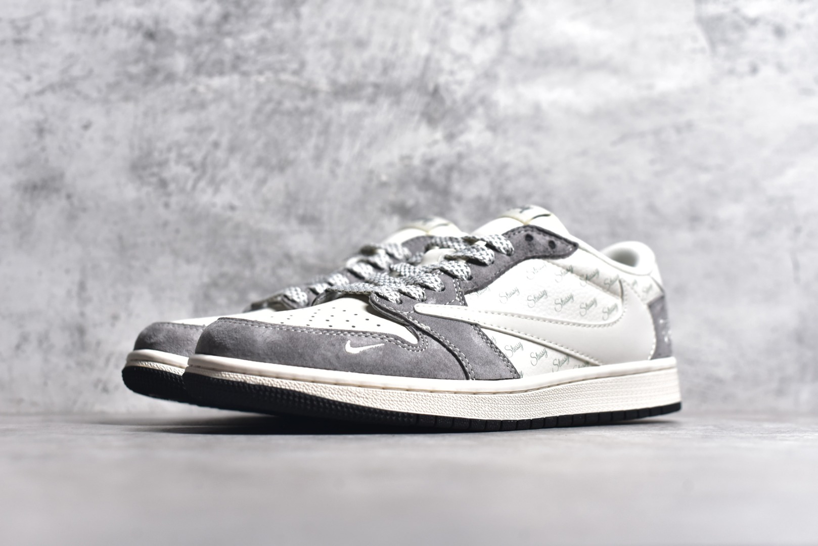 图片[2]-#Travis Scott x Fragment Design x Air Jordan 1 Low OG SP AJ1 乔1 斯图西联名-铅灰 低帮文化休闲板鞋 XY2688-124 #多方联名合作融合了Travis Scott 独特的音乐风格，藤原浩个性的设计风格以及Jordan品牌的经典元素 使其成为一双具有独特身份和价值的鞋子 清新而立体的外观加上联名标识更突出了其独特身份 这种配色方案显示出活力和时尚感 在视觉上引人注目 鞋身的质感和细腻的细节处理使其显得高端而格调十足 这款“倒钩”联名是设计与创意完美结合 融合多方的个性风格是一款备受瞩目的潮流鞋款 尺码：36 36.5 37.5 38 38.5 39 40 40.5 41 42 42.5 43 44 44.5 45-选品中心