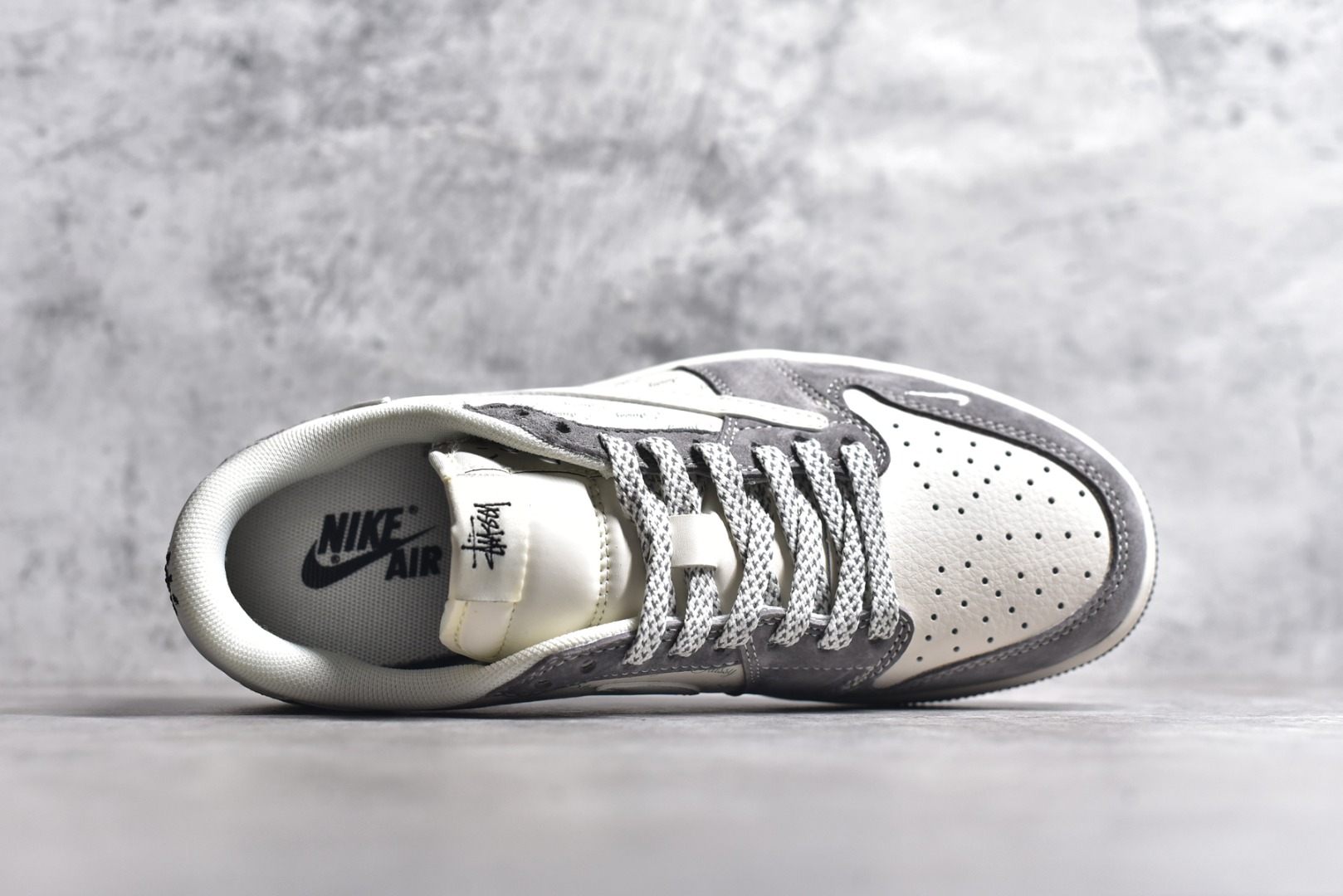 图片[4]-#Travis Scott x Fragment Design x Air Jordan 1 Low OG SP AJ1 乔1 斯图西联名-铅灰 低帮文化休闲板鞋 XY2688-124 #多方联名合作融合了Travis Scott 独特的音乐风格，藤原浩个性的设计风格以及Jordan品牌的经典元素 使其成为一双具有独特身份和价值的鞋子 清新而立体的外观加上联名标识更突出了其独特身份 这种配色方案显示出活力和时尚感 在视觉上引人注目 鞋身的质感和细腻的细节处理使其显得高端而格调十足 这款“倒钩”联名是设计与创意完美结合 融合多方的个性风格是一款备受瞩目的潮流鞋款 尺码：36 36.5 37.5 38 38.5 39 40 40.5 41 42 42.5 43 44 44.5 45-选品中心
