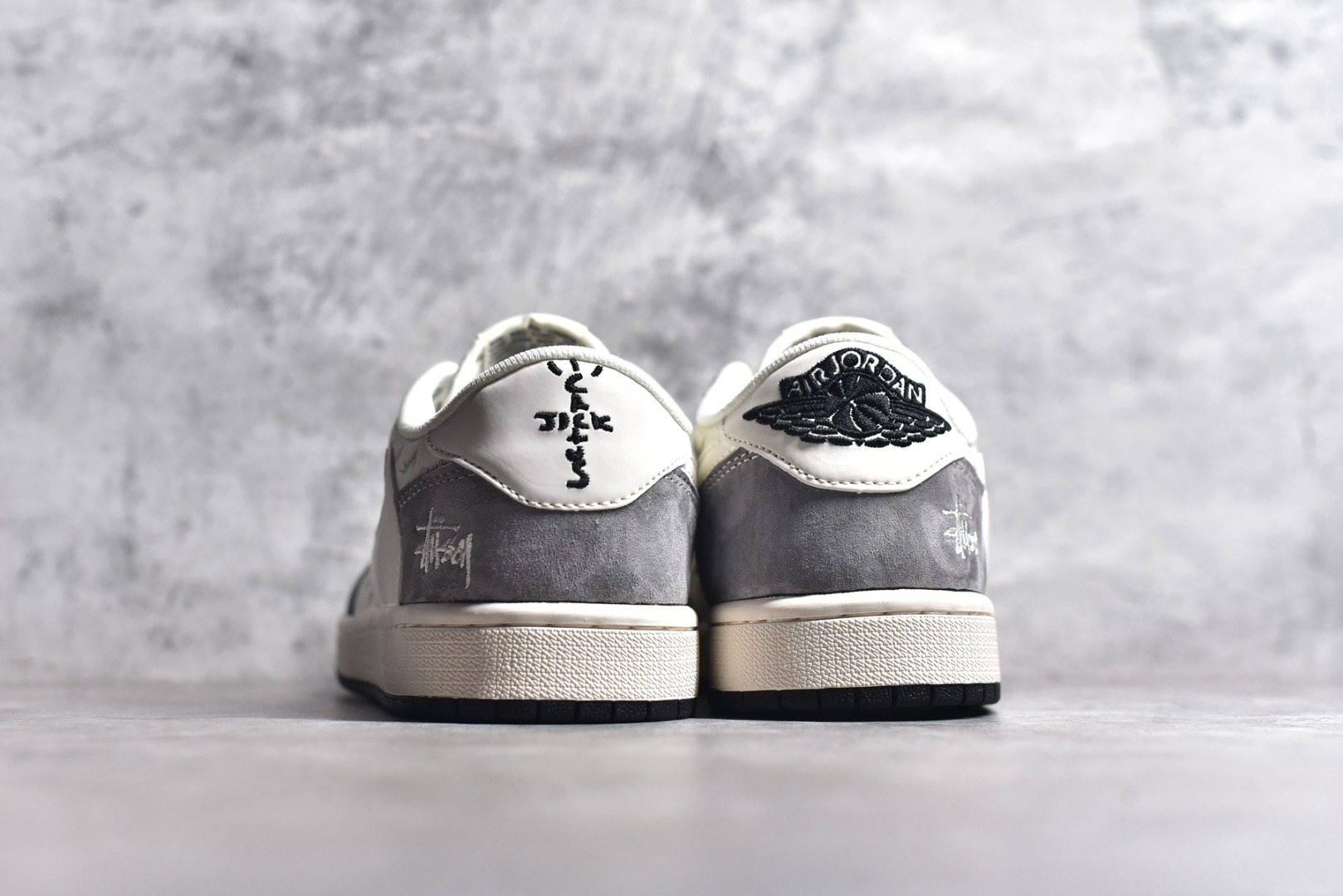 图片[5]-#Travis Scott x Fragment Design x Air Jordan 1 Low OG SP AJ1 乔1 斯图西联名-铅灰 低帮文化休闲板鞋 XY2688-124 #多方联名合作融合了Travis Scott 独特的音乐风格，藤原浩个性的设计风格以及Jordan品牌的经典元素 使其成为一双具有独特身份和价值的鞋子 清新而立体的外观加上联名标识更突出了其独特身份 这种配色方案显示出活力和时尚感 在视觉上引人注目 鞋身的质感和细腻的细节处理使其显得高端而格调十足 这款“倒钩”联名是设计与创意完美结合 融合多方的个性风格是一款备受瞩目的潮流鞋款 尺码：36 36.5 37.5 38 38.5 39 40 40.5 41 42 42.5 43 44 44.5 45-选品中心