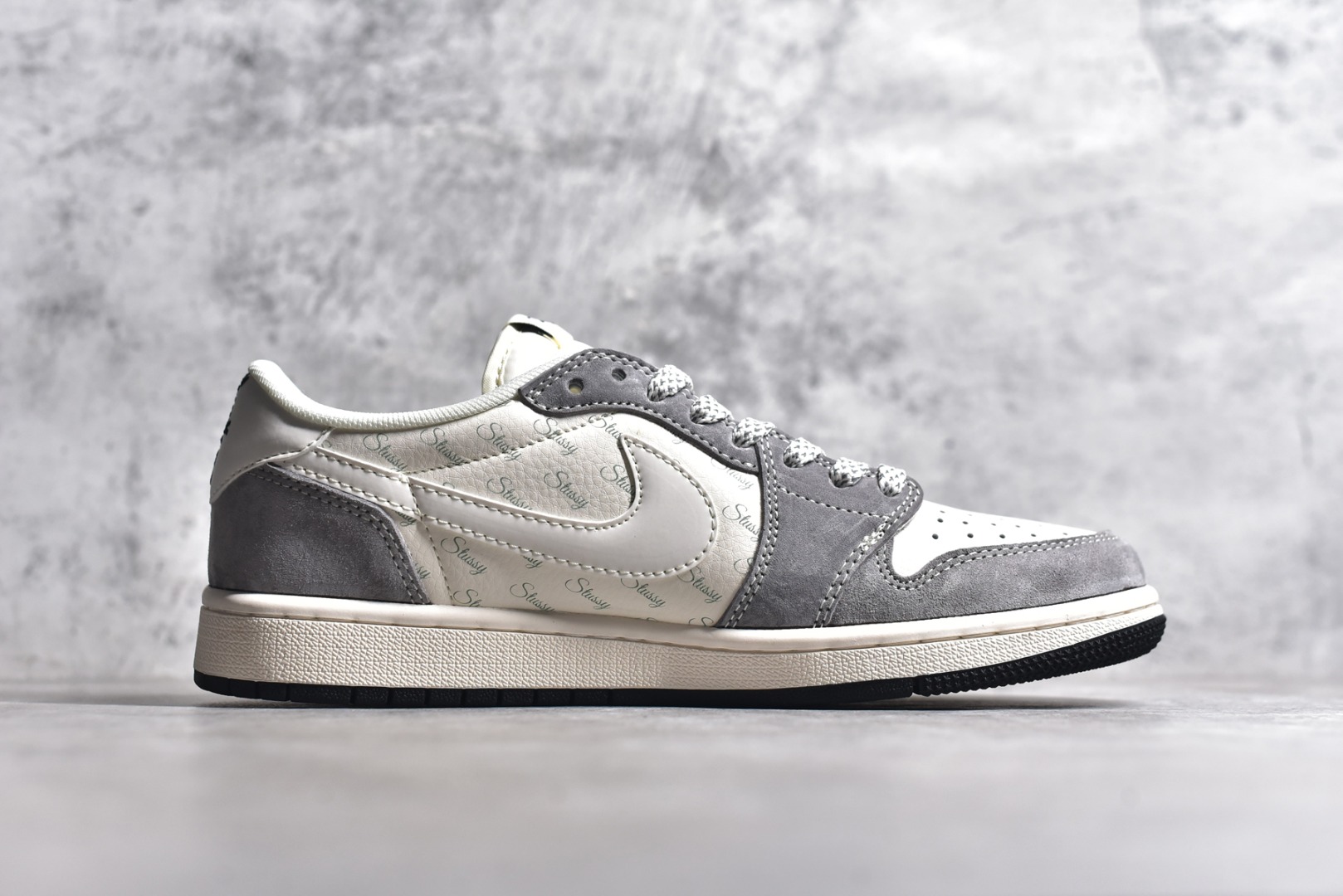 图片[3]-#Travis Scott x Fragment Design x Air Jordan 1 Low OG SP AJ1 乔1 斯图西联名-铅灰 低帮文化休闲板鞋 XY2688-124 #多方联名合作融合了Travis Scott 独特的音乐风格，藤原浩个性的设计风格以及Jordan品牌的经典元素 使其成为一双具有独特身份和价值的鞋子 清新而立体的外观加上联名标识更突出了其独特身份 这种配色方案显示出活力和时尚感 在视觉上引人注目 鞋身的质感和细腻的细节处理使其显得高端而格调十足 这款“倒钩”联名是设计与创意完美结合 融合多方的个性风格是一款备受瞩目的潮流鞋款 尺码：36 36.5 37.5 38 38.5 39 40 40.5 41 42 42.5 43 44 44.5 45-选品中心
