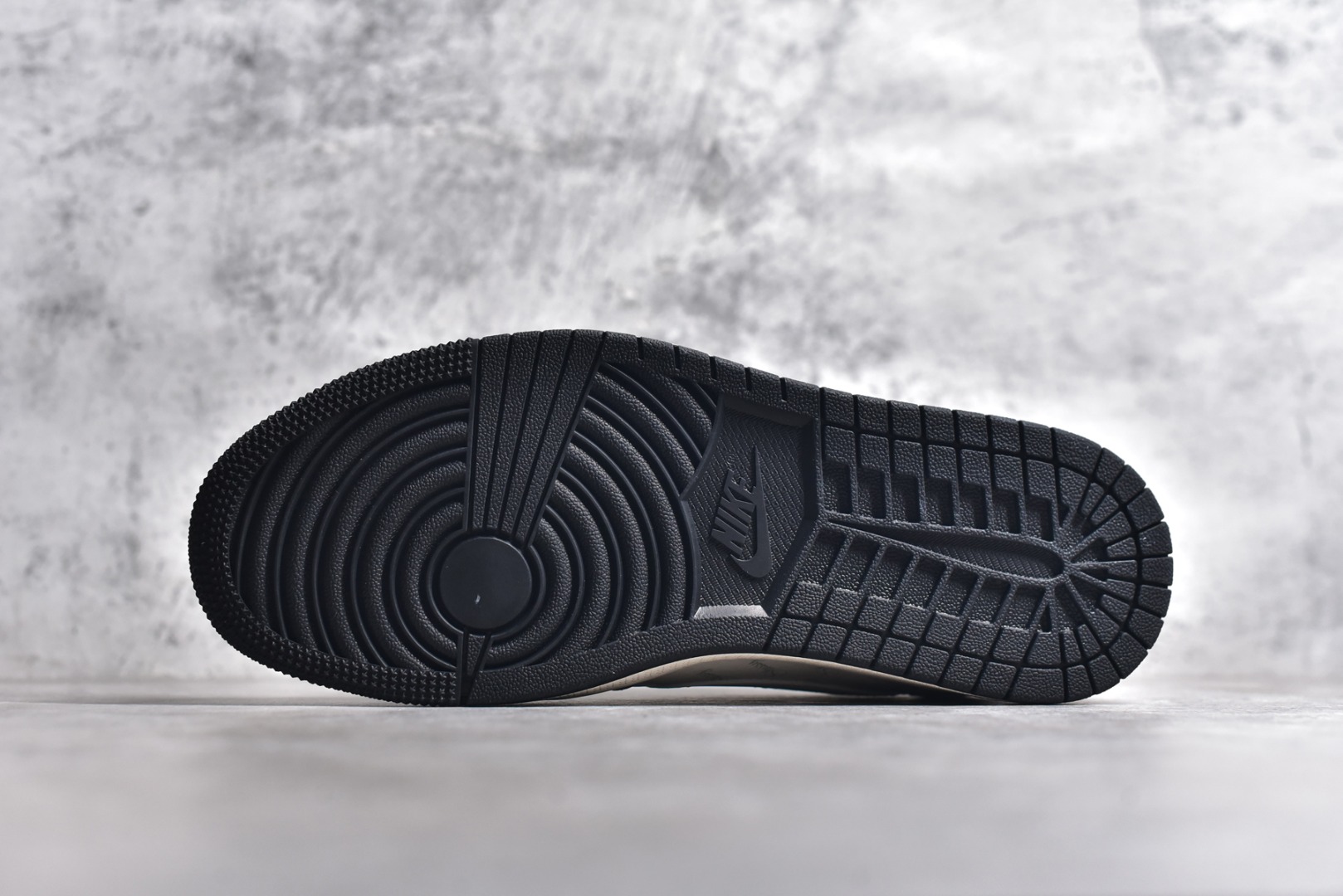 图片[6]-#Travis Scott x Fragment Design x Air Jordan 1 Low OG SP AJ1 乔1 斯图西联名-铅灰 低帮文化休闲板鞋 XY2688-124 #多方联名合作融合了Travis Scott 独特的音乐风格，藤原浩个性的设计风格以及Jordan品牌的经典元素 使其成为一双具有独特身份和价值的鞋子 清新而立体的外观加上联名标识更突出了其独特身份 这种配色方案显示出活力和时尚感 在视觉上引人注目 鞋身的质感和细腻的细节处理使其显得高端而格调十足 这款“倒钩”联名是设计与创意完美结合 融合多方的个性风格是一款备受瞩目的潮流鞋款 尺码：36 36.5 37.5 38 38.5 39 40 40.5 41 42 42.5 43 44 44.5 45-选品中心