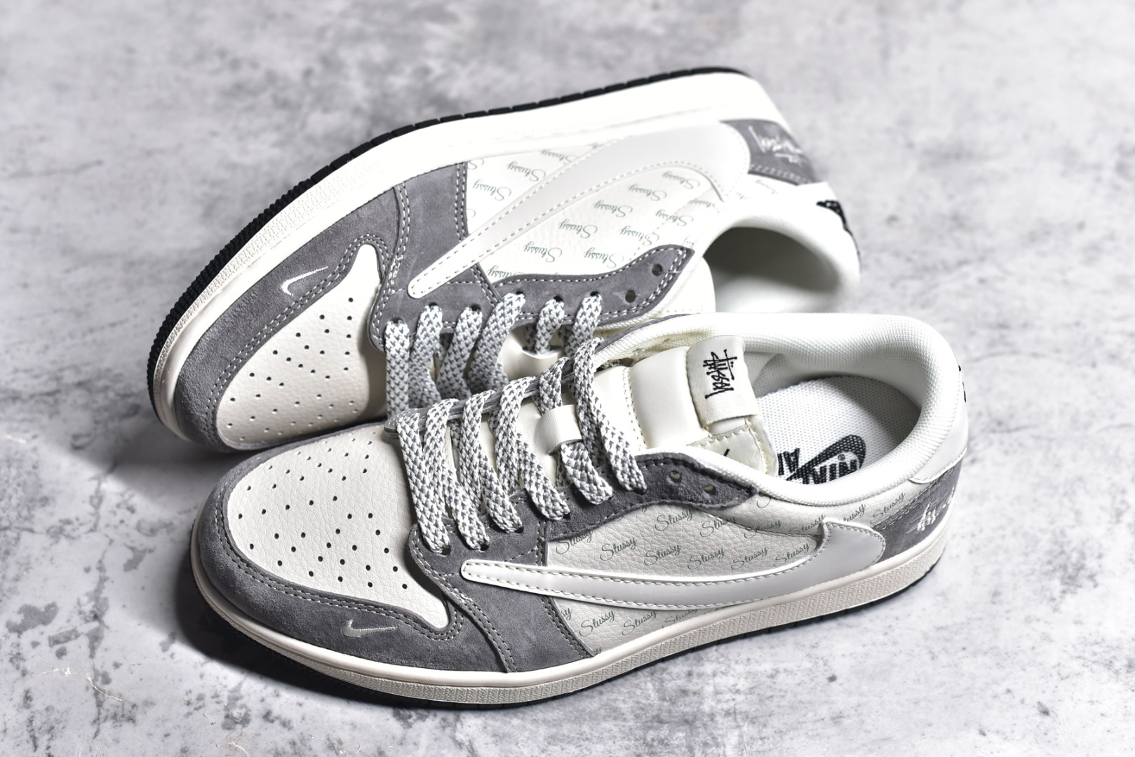 图片[7]-#Travis Scott x Fragment Design x Air Jordan 1 Low OG SP AJ1 乔1 斯图西联名-铅灰 低帮文化休闲板鞋 XY2688-124 #多方联名合作融合了Travis Scott 独特的音乐风格，藤原浩个性的设计风格以及Jordan品牌的经典元素 使其成为一双具有独特身份和价值的鞋子 清新而立体的外观加上联名标识更突出了其独特身份 这种配色方案显示出活力和时尚感 在视觉上引人注目 鞋身的质感和细腻的细节处理使其显得高端而格调十足 这款“倒钩”联名是设计与创意完美结合 融合多方的个性风格是一款备受瞩目的潮流鞋款 尺码：36 36.5 37.5 38 38.5 39 40 40.5 41 42 42.5 43 44 44.5 45-选品中心