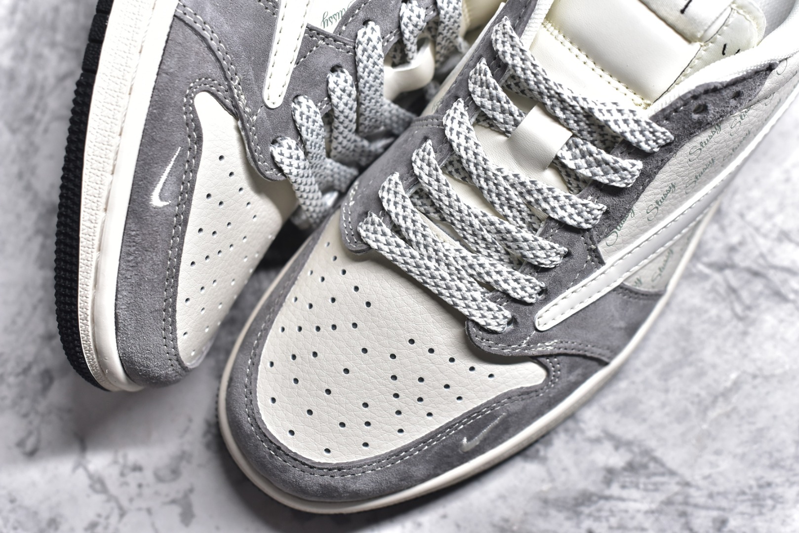 图片[8]-#Travis Scott x Fragment Design x Air Jordan 1 Low OG SP AJ1 乔1 斯图西联名-铅灰 低帮文化休闲板鞋 XY2688-124 #多方联名合作融合了Travis Scott 独特的音乐风格，藤原浩个性的设计风格以及Jordan品牌的经典元素 使其成为一双具有独特身份和价值的鞋子 清新而立体的外观加上联名标识更突出了其独特身份 这种配色方案显示出活力和时尚感 在视觉上引人注目 鞋身的质感和细腻的细节处理使其显得高端而格调十足 这款“倒钩”联名是设计与创意完美结合 融合多方的个性风格是一款备受瞩目的潮流鞋款 尺码：36 36.5 37.5 38 38.5 39 40 40.5 41 42 42.5 43 44 44.5 45-选品中心