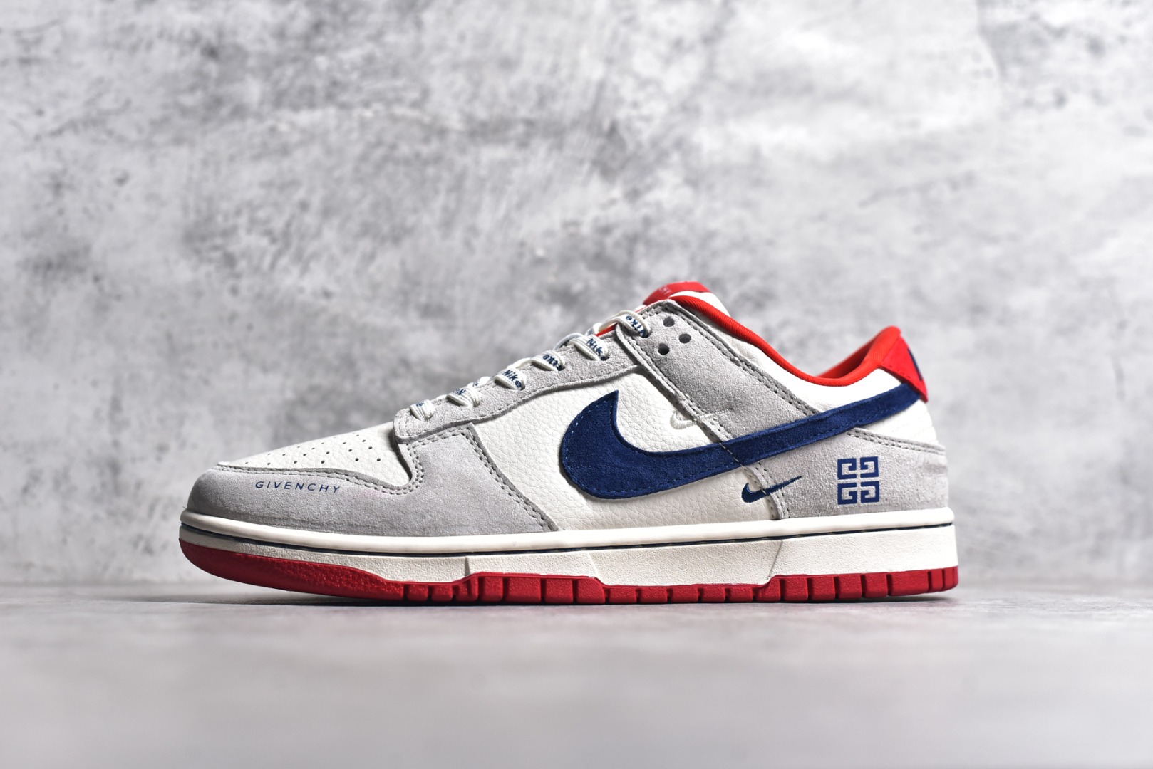 #NK SB Dunk Low 纪梵希联名-灰蓝红双小勾 周年高端定制 低帮休闲板鞋 CF3688-033 #定制鞋盒 大厂纯原品质出货 超高清洁度 皮料切割干净无任何毛边 细节完美 尺码：36 36.5 37.5 38 38.5 39 40 40.5 41 42 42.5 43 44 44.5 45-选品中心