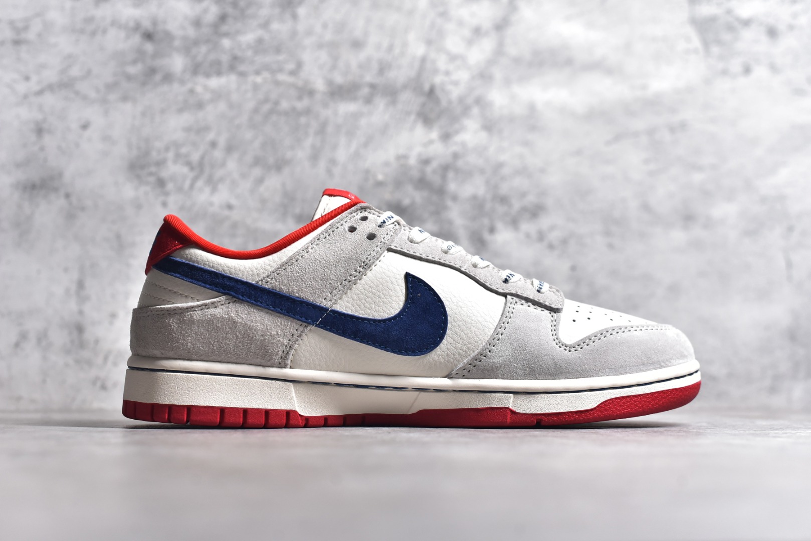 图片[3]-#NK SB Dunk Low 纪梵希联名-灰蓝红双小勾 周年高端定制 低帮休闲板鞋 CF3688-033 #定制鞋盒 大厂纯原品质出货 超高清洁度 皮料切割干净无任何毛边 细节完美 尺码：36 36.5 37.5 38 38.5 39 40 40.5 41 42 42.5 43 44 44.5 45-选品中心