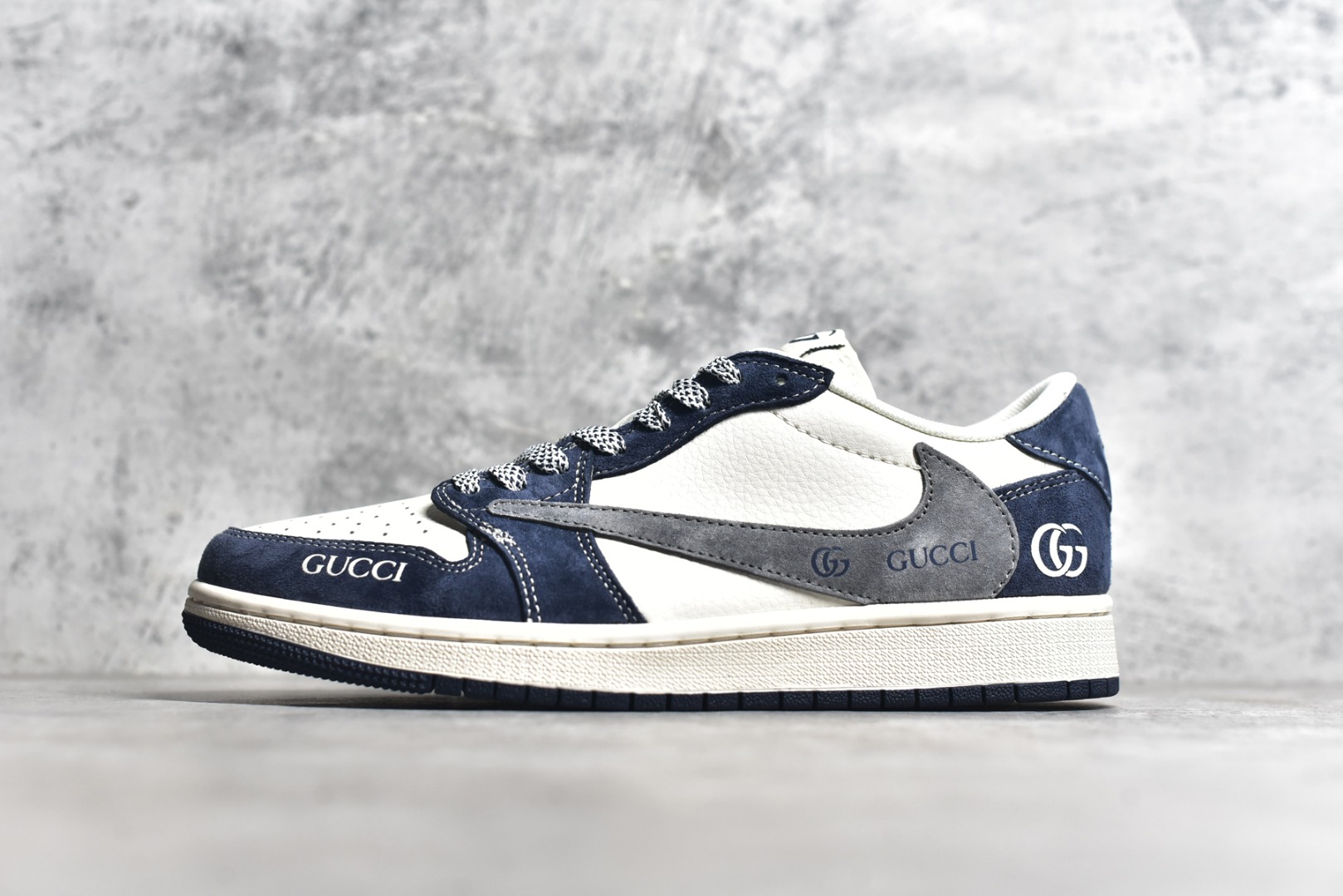 #Travis Scott x Fragment Design x Air Jordan 1 Low OG SP AJ1 乔1 古驰联名-米白深蓝翻毛 低帮文化休闲板鞋 XY2688-109 #多方联名合作融合了Travis Scott 独特的音乐风格，藤原浩个性的设计风格以及Jordan品牌的经典元素 使其成为一双具有独特身份和价值的鞋子 清新而立体的外观加上联名标识更突出了其独特身份 这种配色方案显示出活力和时尚感 在视觉上引人注目 鞋身的质感和细腻的细节处理使其显得高端而格调十足 这款“倒钩”联名是设计与创意完美结合 融合多方的个性风格是一款备受瞩目的潮流鞋款 尺码：36 36.5 37.5 38 38.5 39 40 40.5 41 42 42.5 43 44 44.5 45-选品中心
